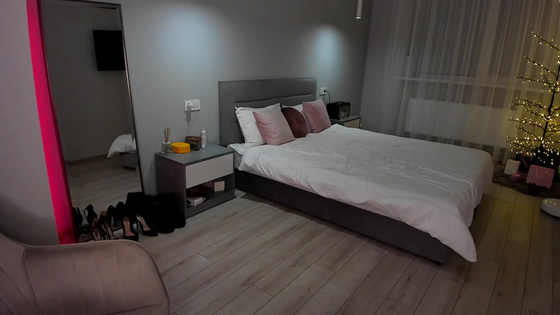 Gallery image thumbnail from Rockn_Queen's myfreecams stream on, 01/15/2024, 24:05 image 7 of 20