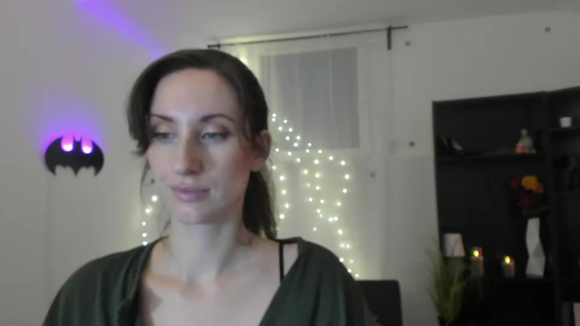Gallery image thumbnail from RomiRain18's myfreecams stream on, 11/25/2022, 14:04 image 10 of 20