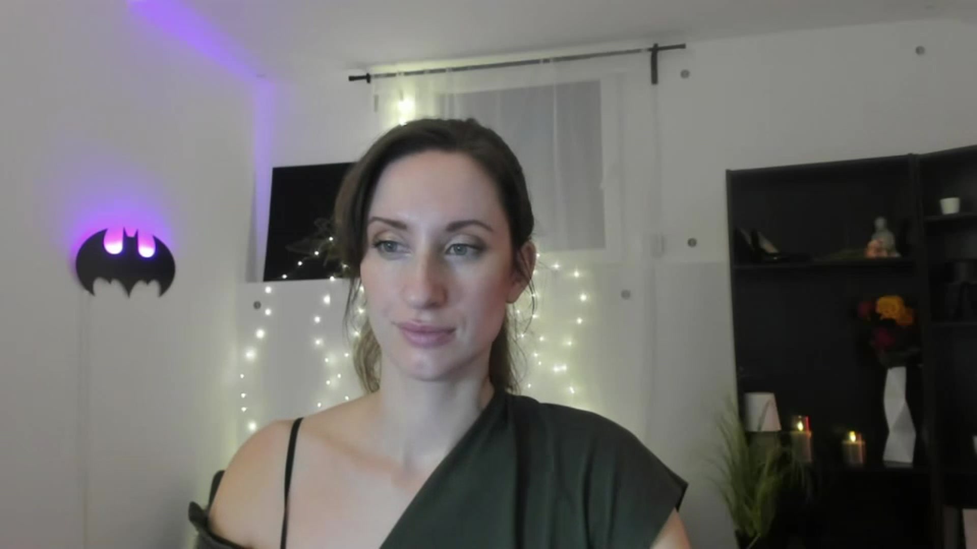 Gallery image thumbnail from RomiRain18's myfreecams stream on, 11/25/2022, 14:04 image 17 of 20