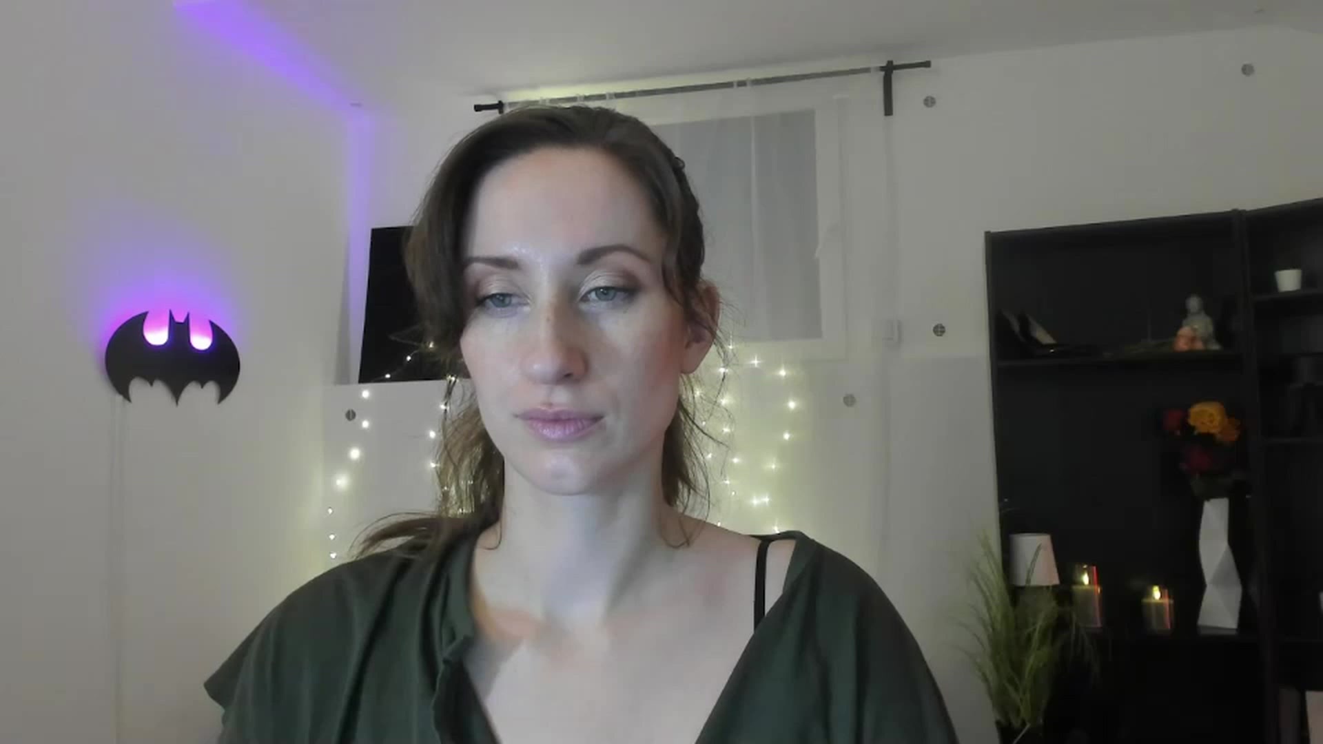 Gallery image thumbnail from RomiRain18's myfreecams stream on, 11/25/2022, 14:04 image 6 of 20