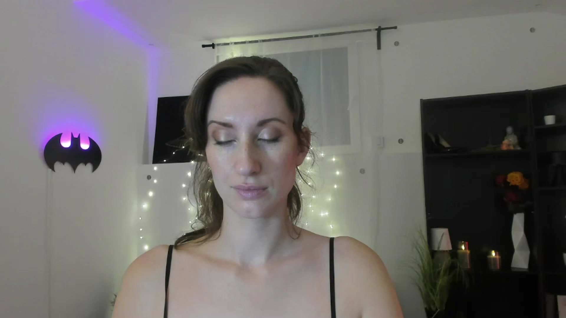 Gallery image thumbnail from RomiRain18's myfreecams stream on, 11/25/2022, 14:04 image 1 of 20