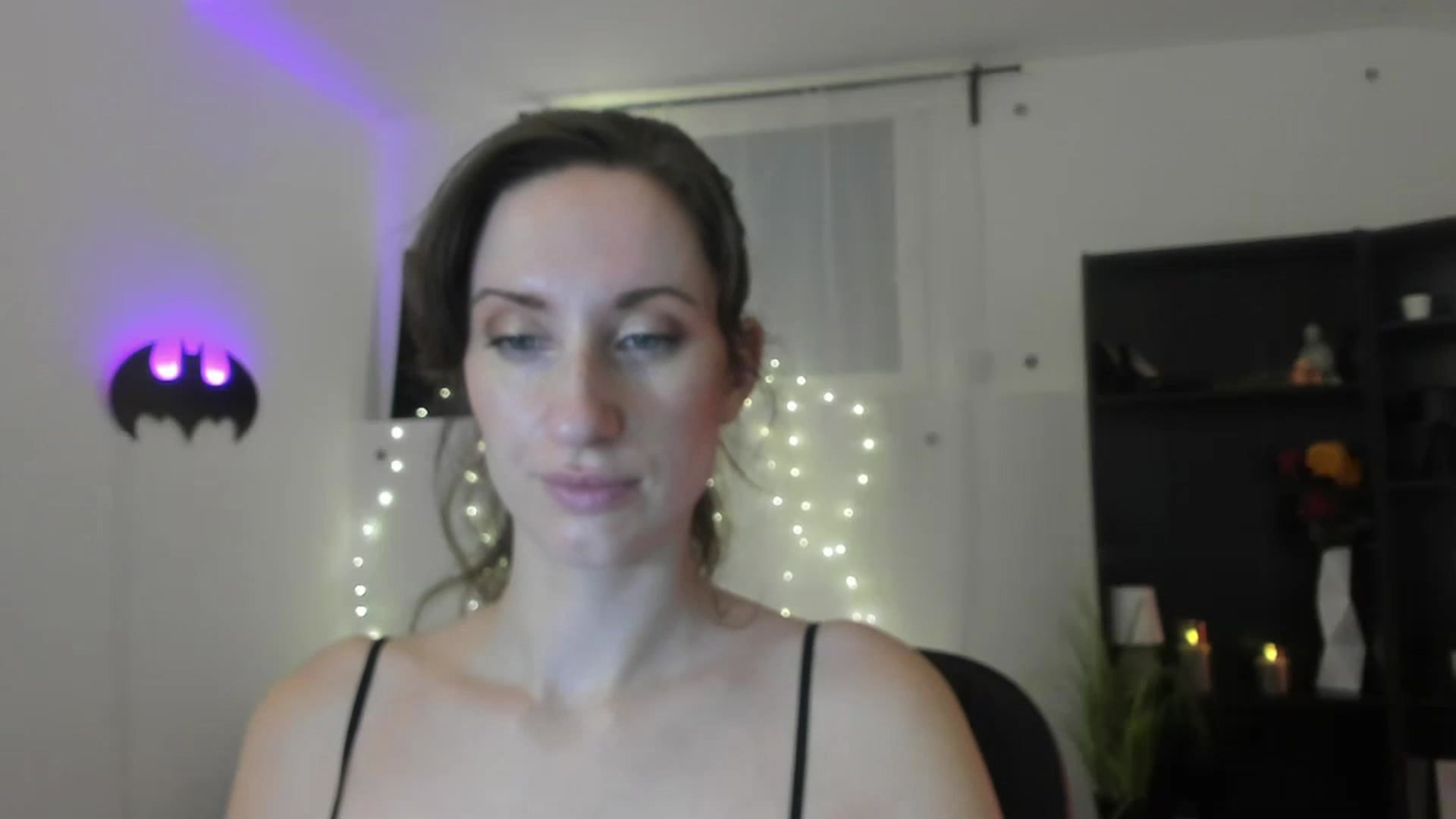 Gallery image thumbnail from RomiRain18's myfreecams stream on, 11/25/2022, 14:04 image 3 of 20