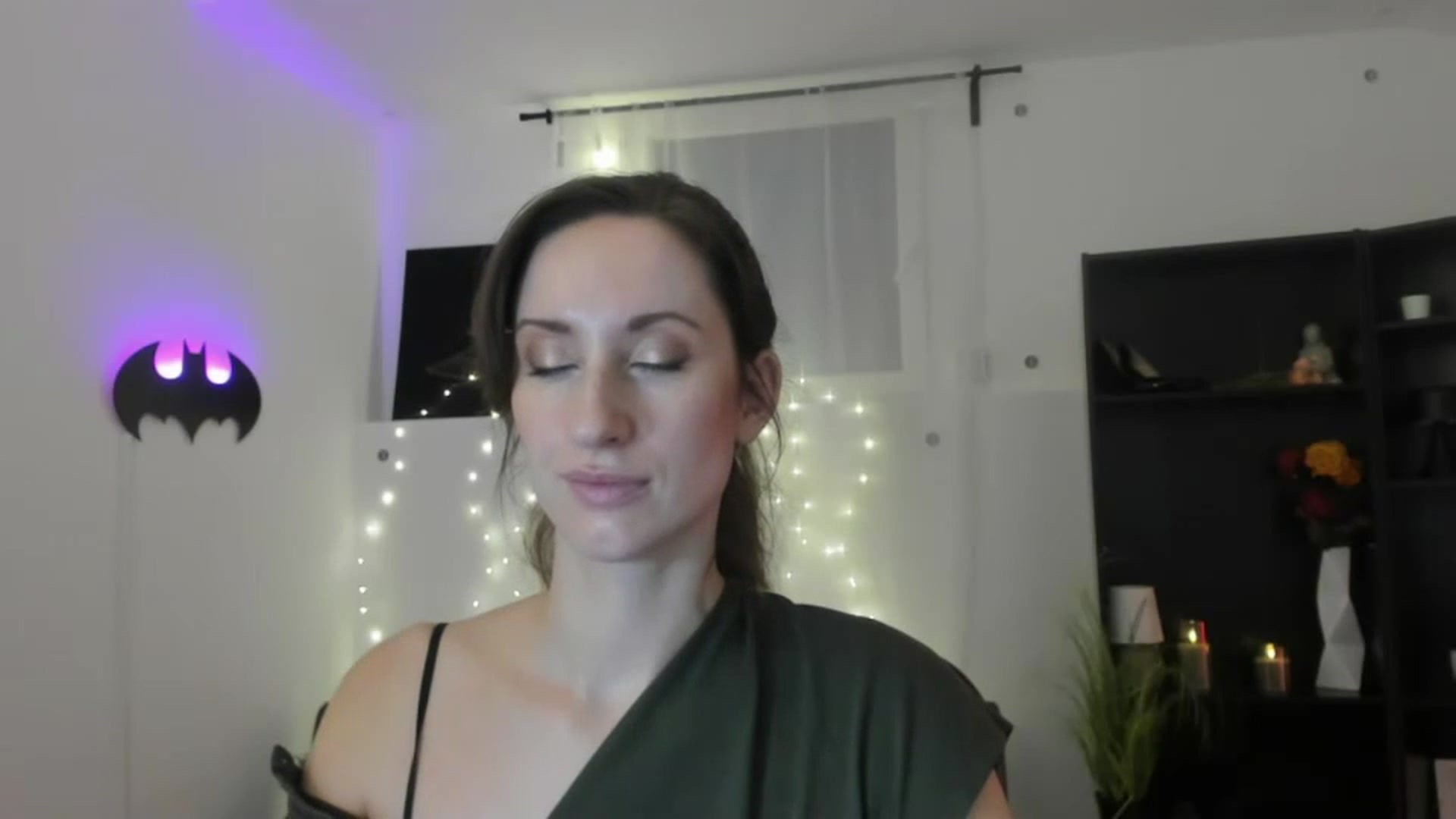 Gallery image thumbnail from RomiRain18's myfreecams stream on, 11/25/2022, 14:04 image 18 of 20