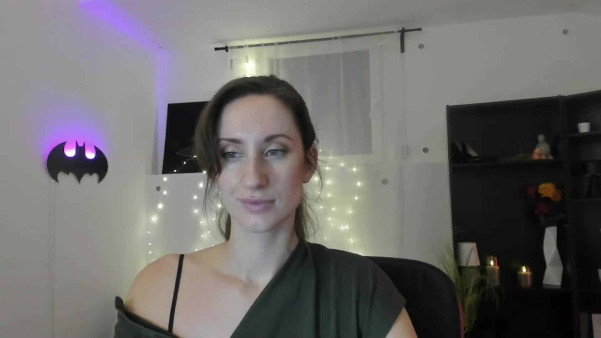 Gallery image thumbnail from RomiRain18's myfreecams stream on, 11/25/2022, 14:04 image 19 of 20