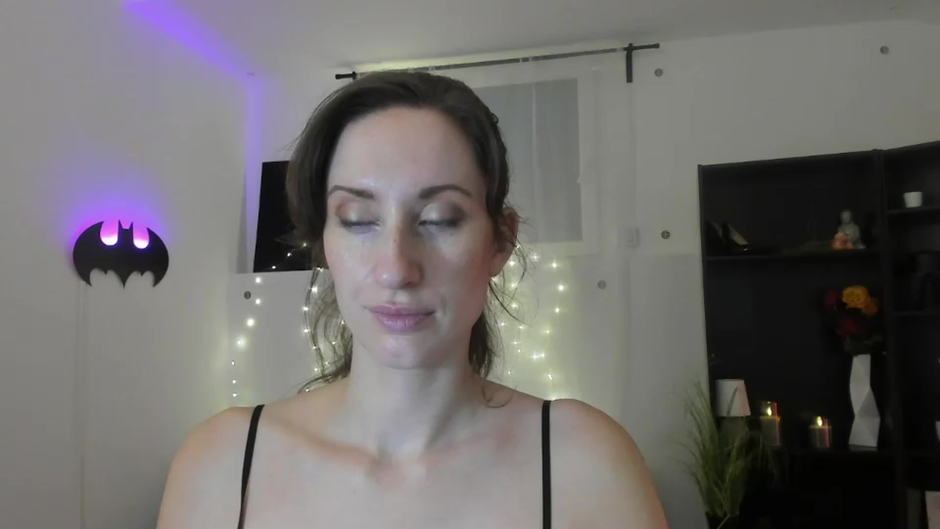Gallery image thumbnail from RomiRain18's myfreecams stream on, 11/25/2022, 14:04 image 4 of 20