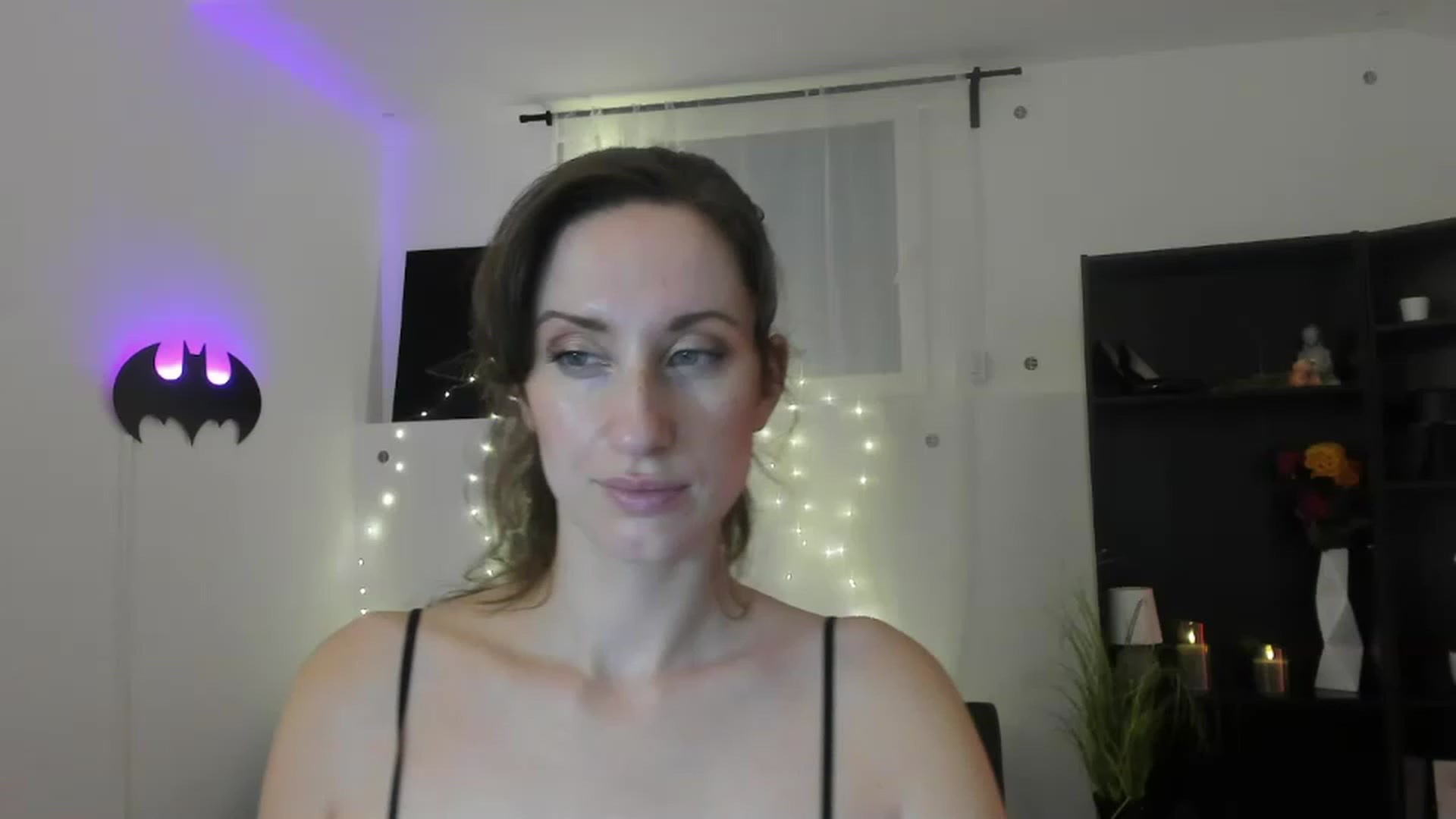 Gallery image thumbnail from RomiRain18's myfreecams stream on, 11/25/2022, 14:04 image 2 of 20
