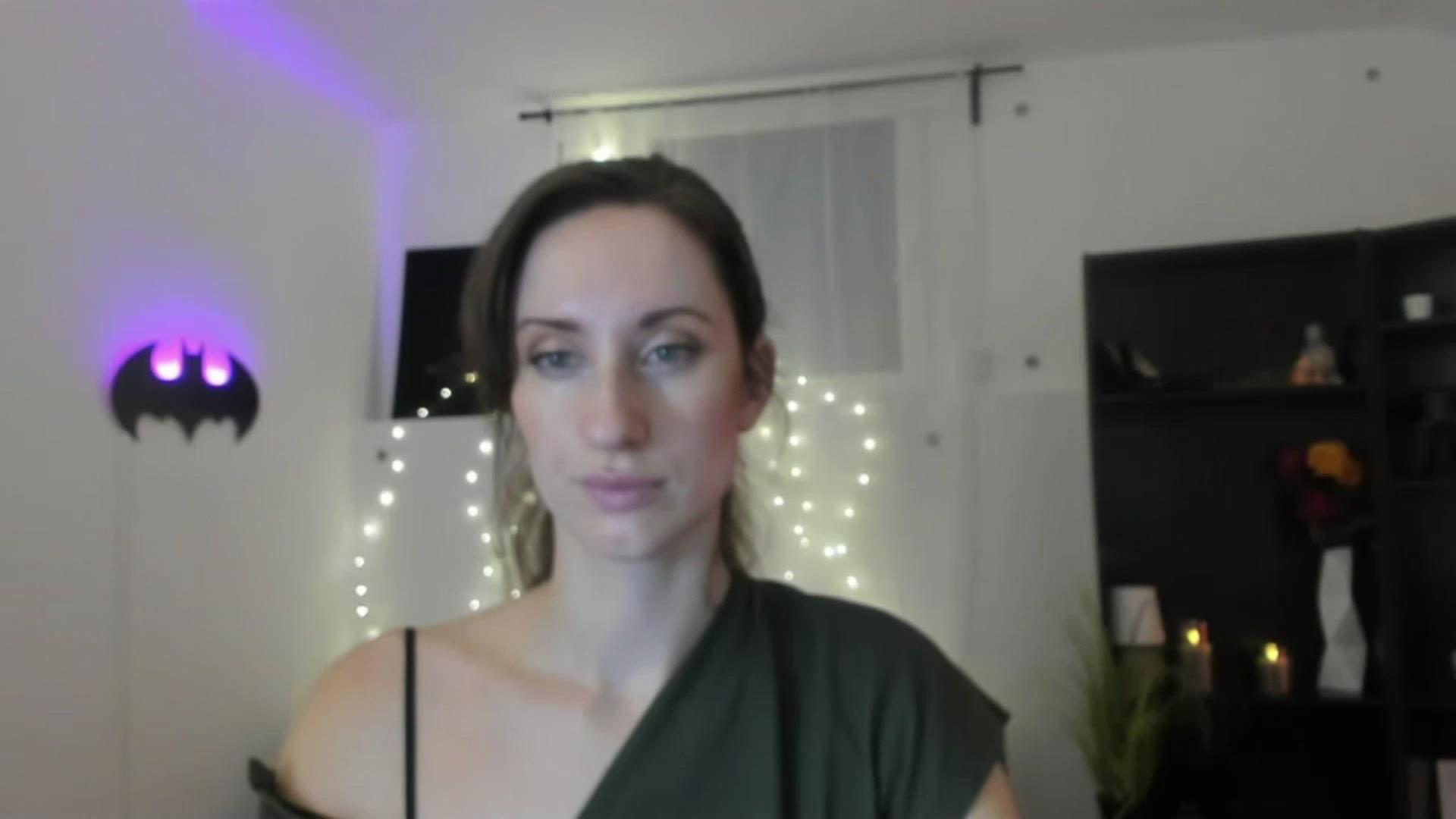 Gallery image thumbnail from RomiRain18's myfreecams stream on, 11/25/2022, 14:04 image 13 of 20