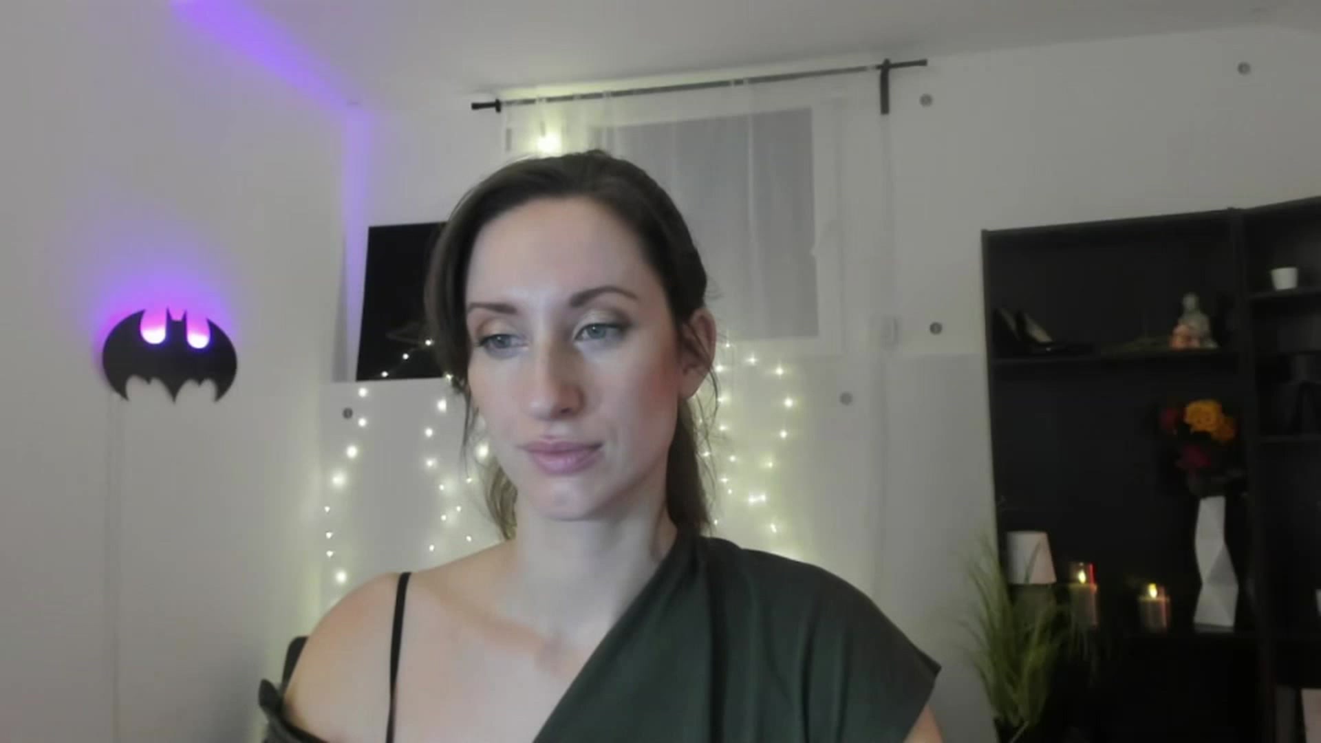 Gallery image thumbnail from RomiRain18's myfreecams stream on, 11/25/2022, 14:04 image 16 of 20