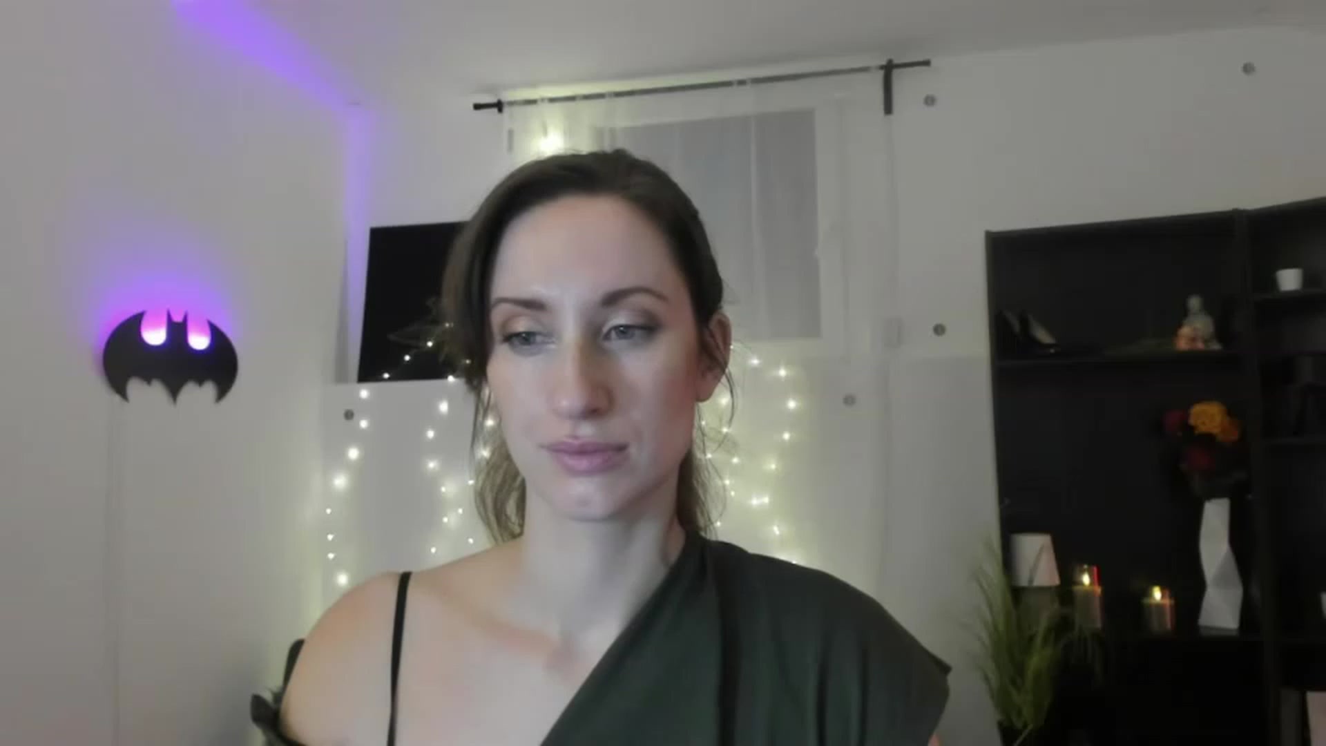 Gallery image thumbnail from RomiRain18's myfreecams stream on, 11/25/2022, 14:04 image 15 of 20