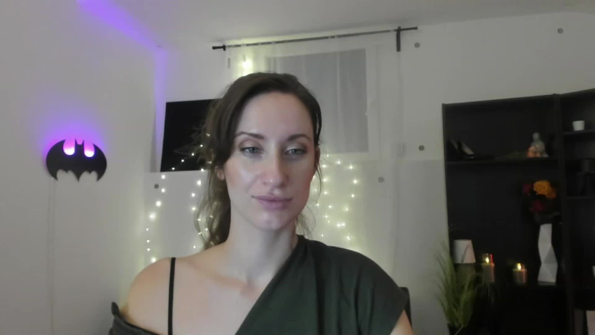 Gallery image thumbnail from RomiRain18's myfreecams stream on, 11/25/2022, 14:04 image 14 of 20
