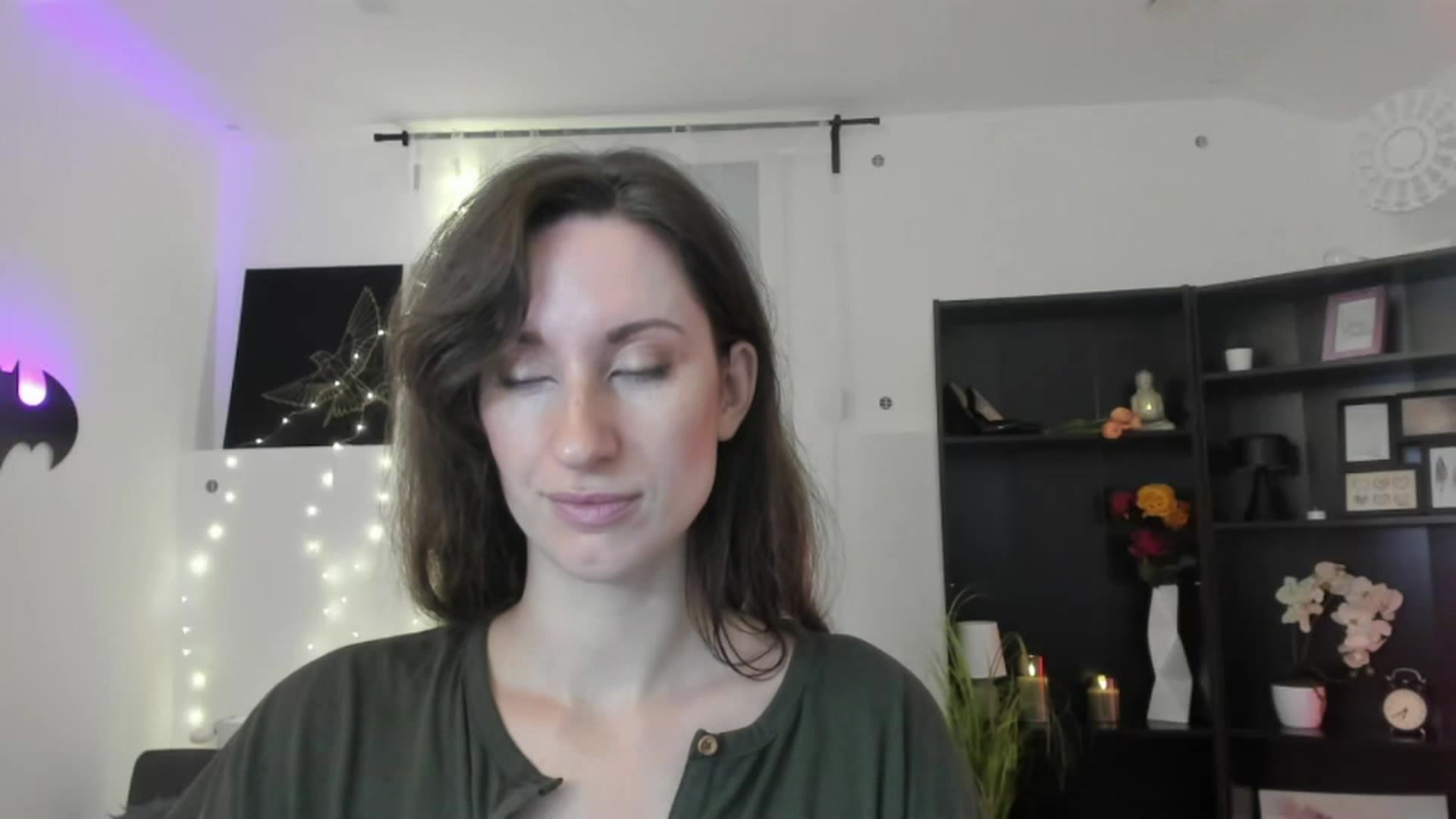 Gallery image thumbnail from RomiRain18's myfreecams stream on, 11/29/2022, 11:40 image 19 of 20