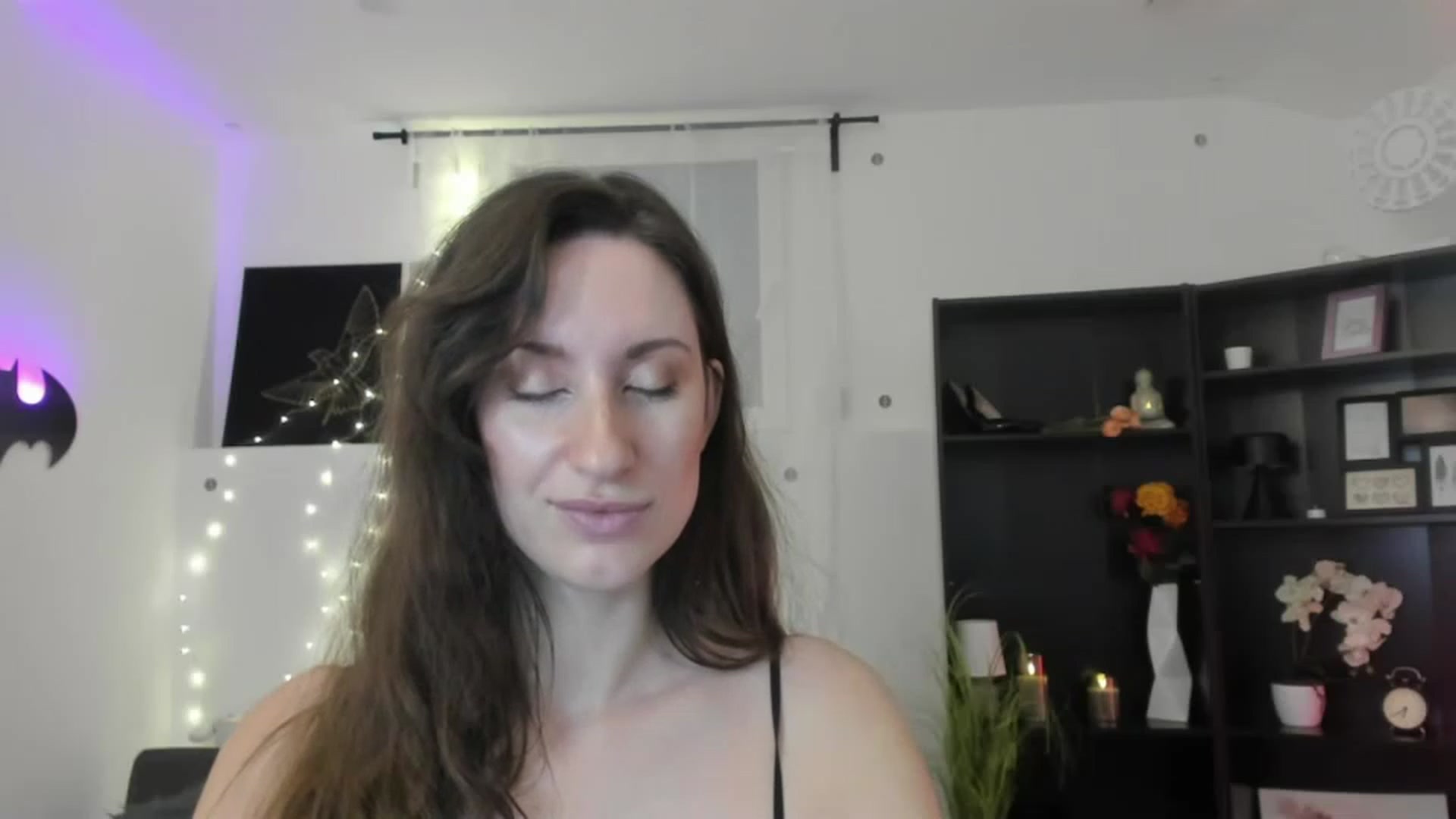 Gallery image thumbnail from RomiRain18's myfreecams stream on, 11/29/2022, 11:59 image 16 of 20