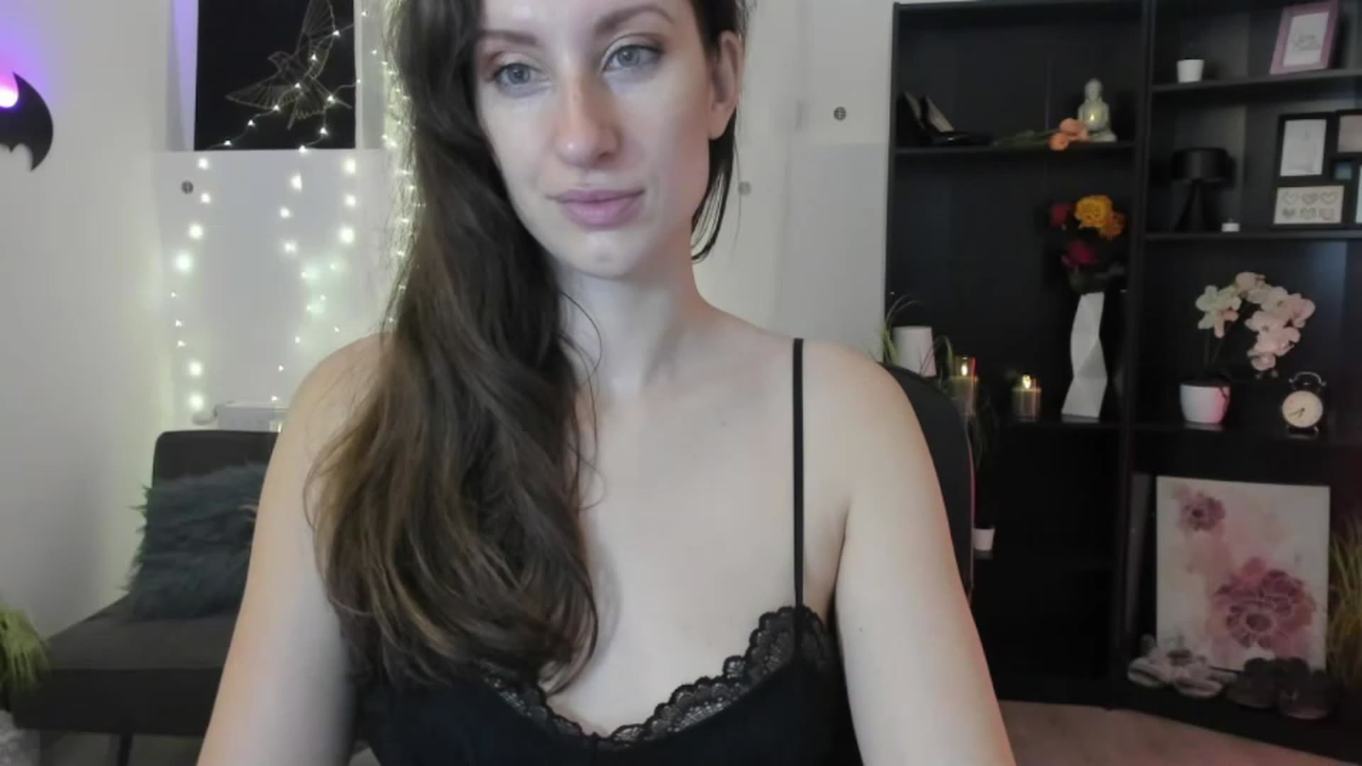 Gallery image thumbnail from RomiRain18's myfreecams stream on, 12/01/2022, 10:42 image 8 of 20