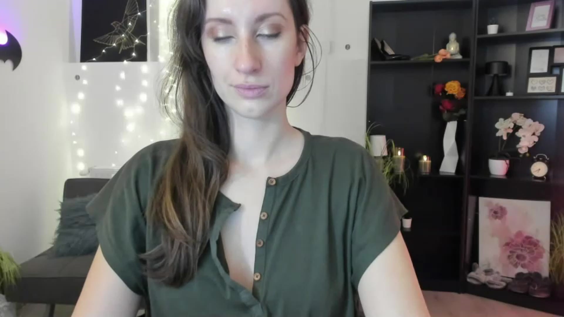 Gallery image thumbnail from RomiRain18's myfreecams stream on, 12/01/2022, 10:42 image 19 of 20