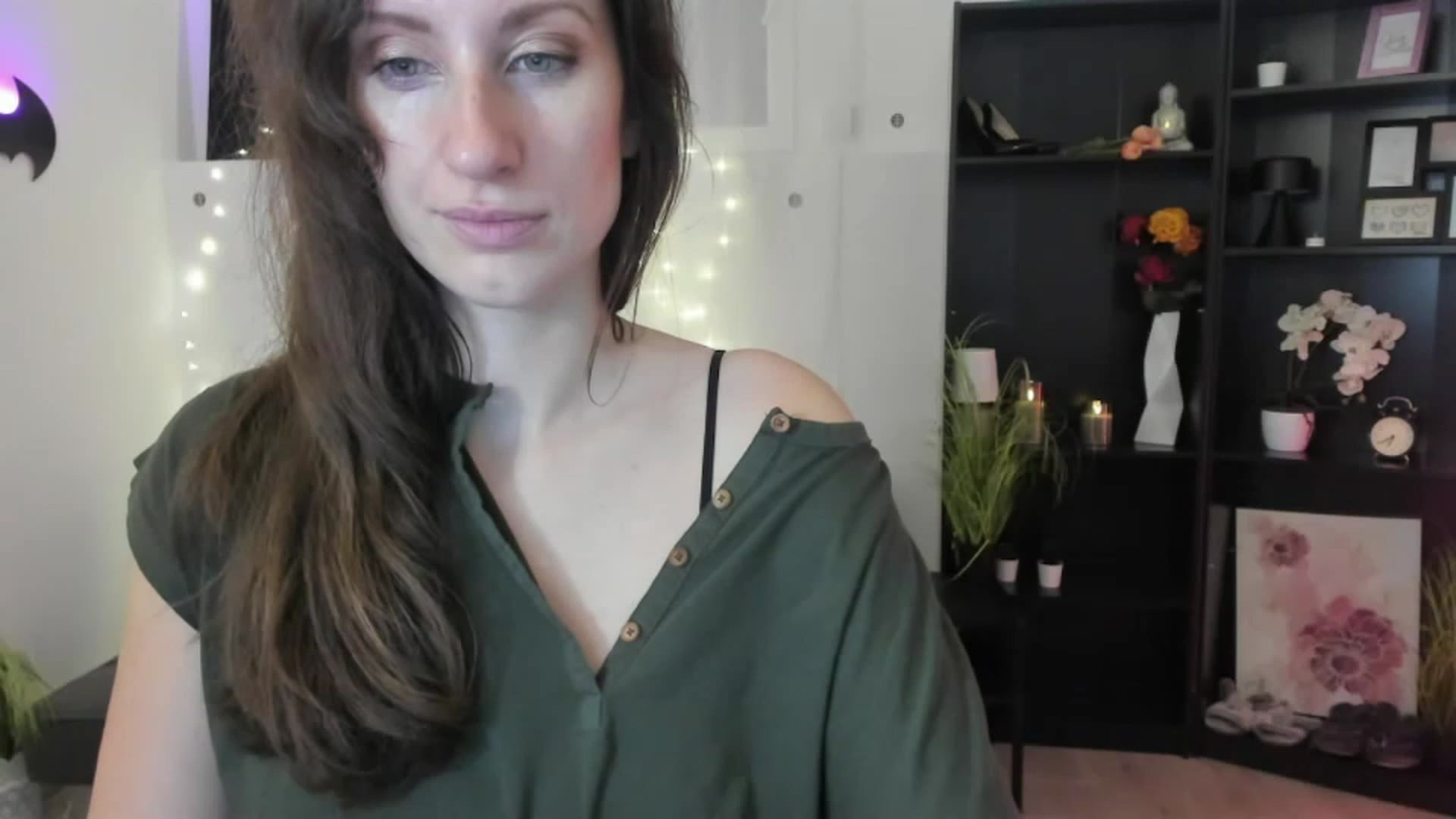 Gallery image thumbnail from RomiRain18's myfreecams stream on, 12/01/2022, 14:07 image 1 of 20