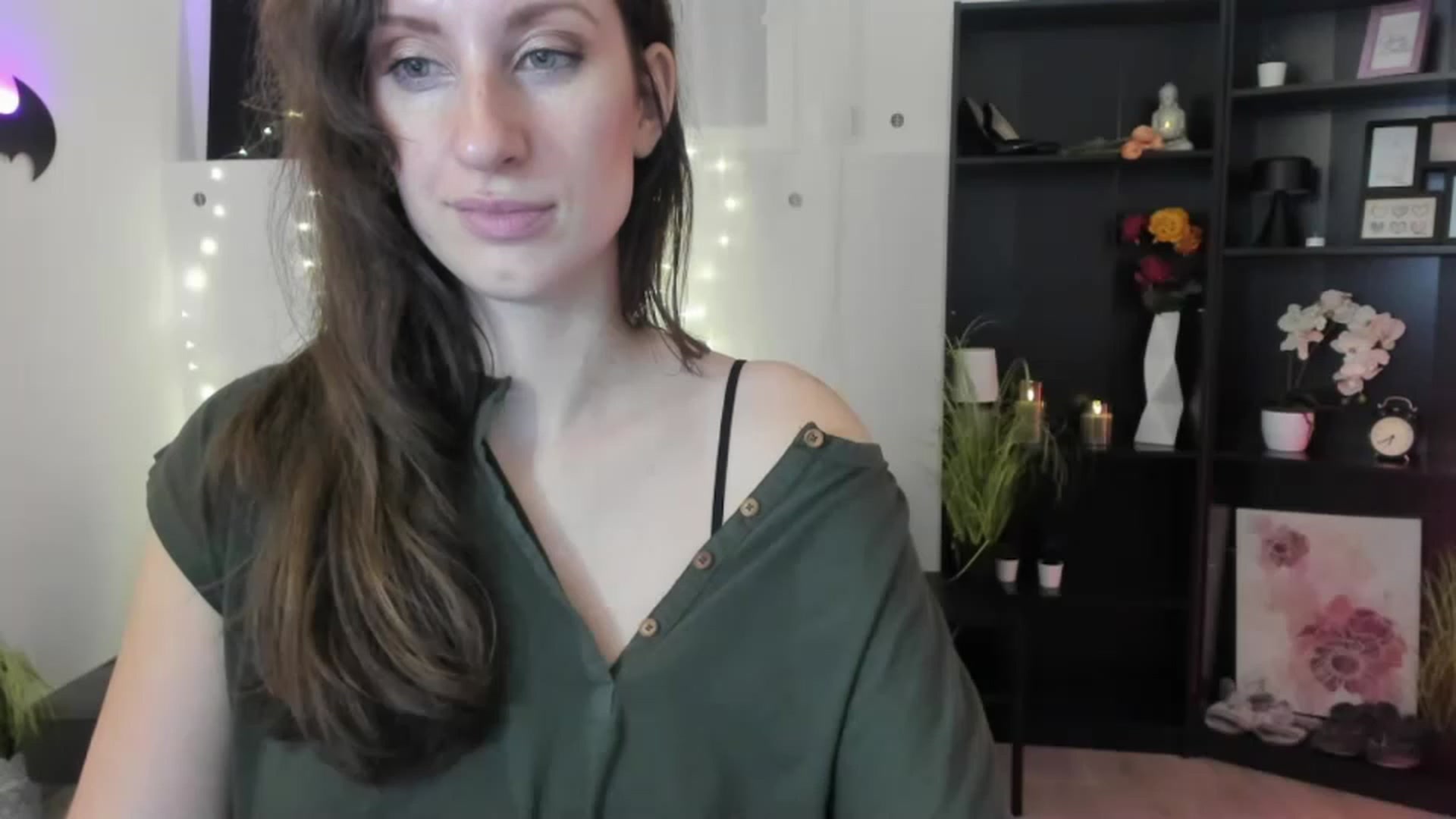 Gallery image thumbnail from RomiRain18's myfreecams stream on, 12/01/2022, 14:07 image 2 of 20