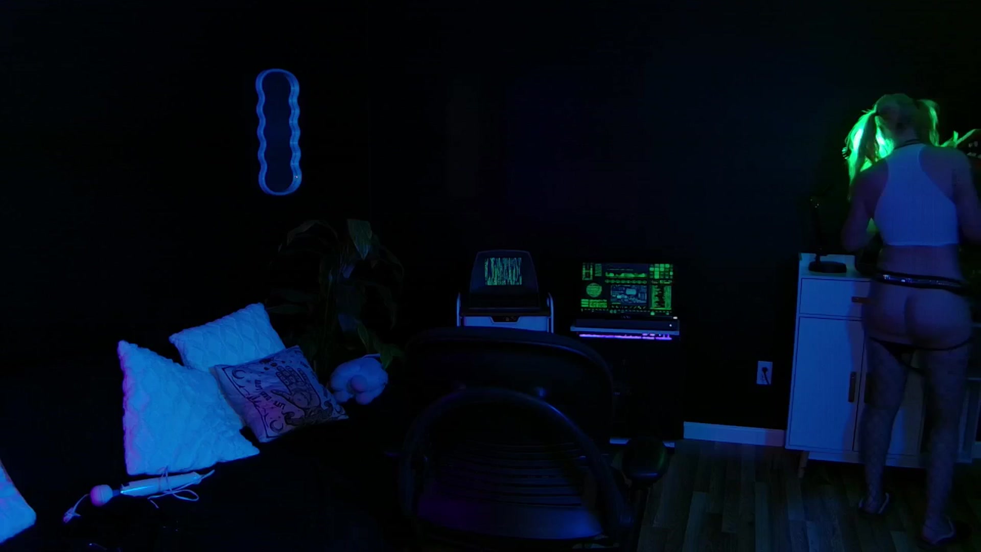 Gallery image thumbnail from RonnieAtNight's myfreecams stream on, 01/01/2025, 06:59 image 12 of 20