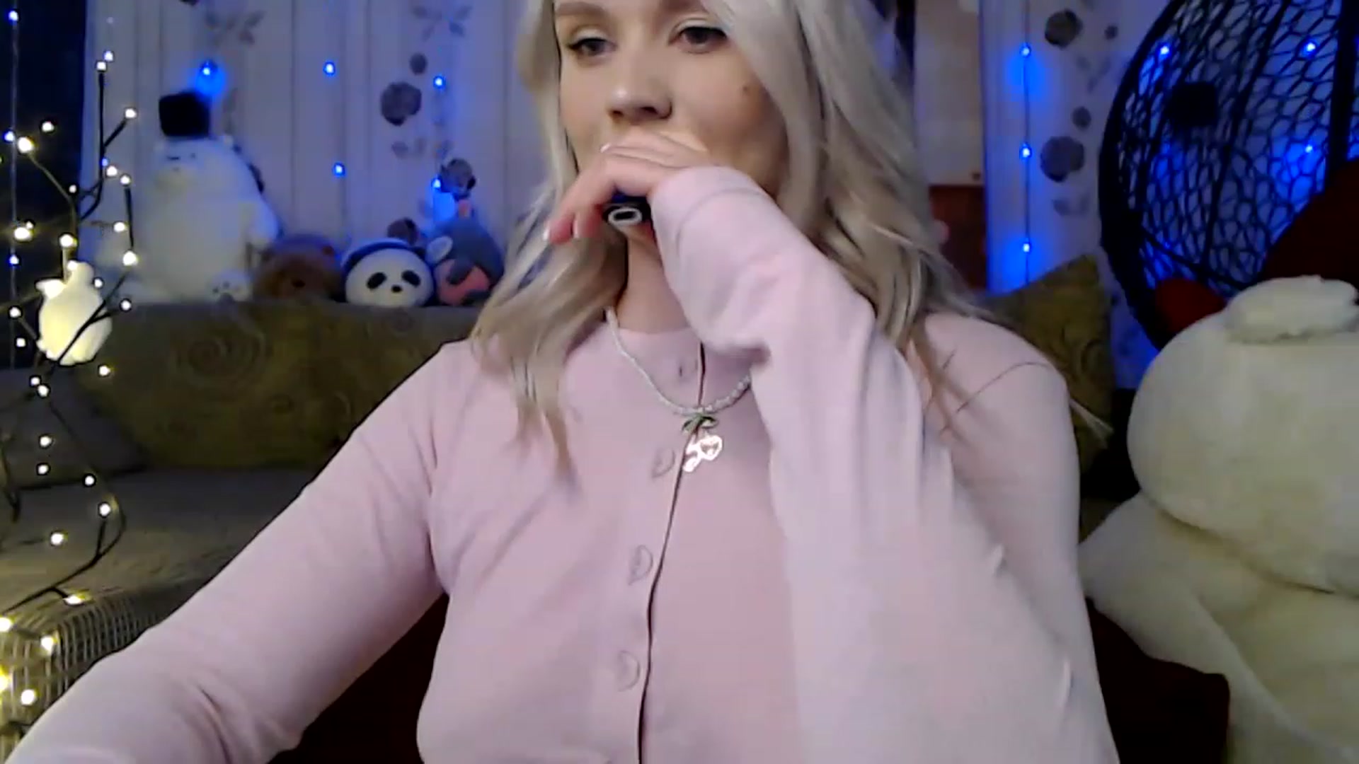 Gallery image thumbnail from RoomOfBears's myfreecams stream on, 06/03/2023, 16:54 image 17 of 20