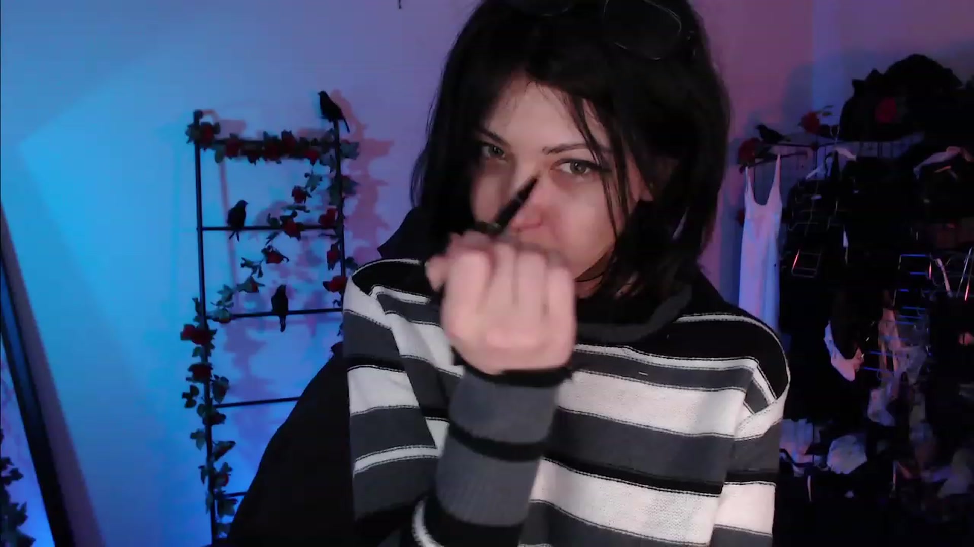 Gallery image thumbnail from RoomToAvoid's myfreecams stream on, 11/19/2022, 01:18 image 2 of 20