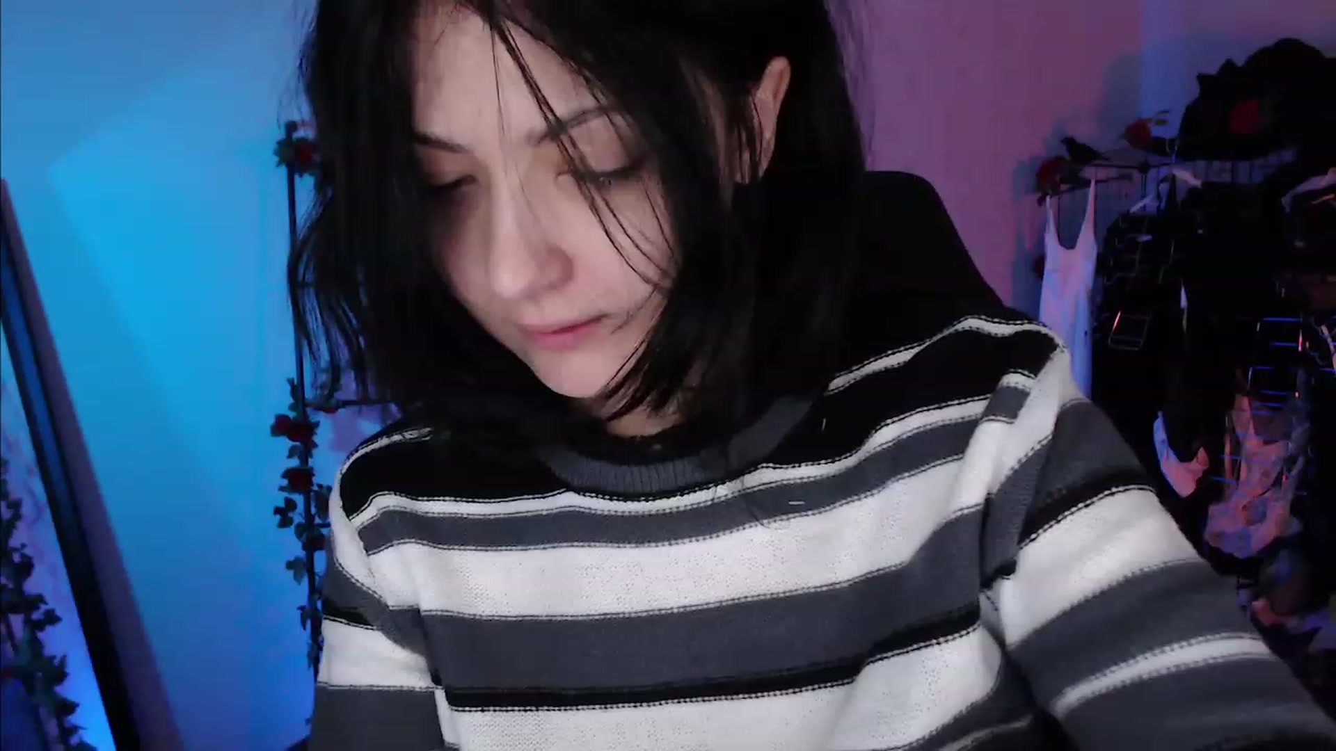 Gallery image thumbnail from RoomToAvoid's myfreecams stream on, 11/19/2022, 01:18 image 4 of 20