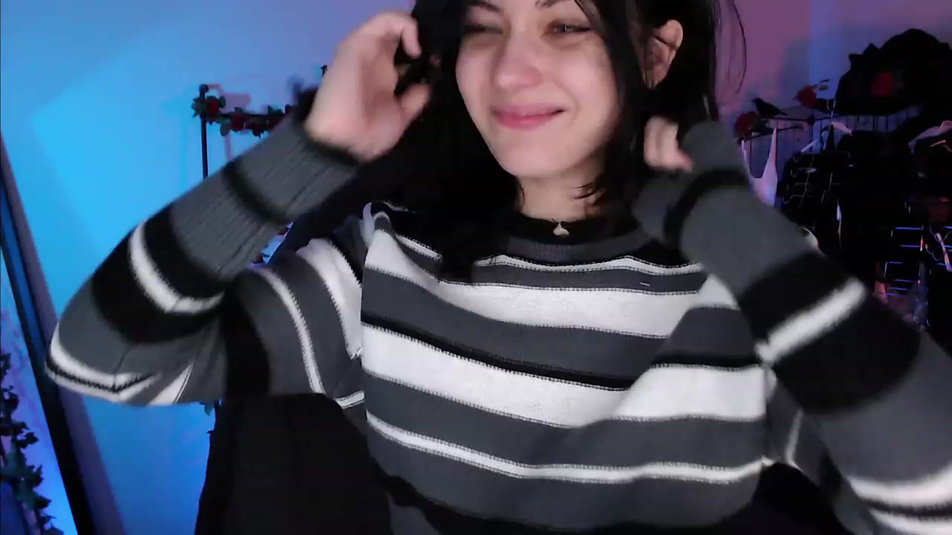 Gallery image thumbnail from RoomToAvoid's myfreecams stream on, 11/19/2022, 04:21 image 2 of 20