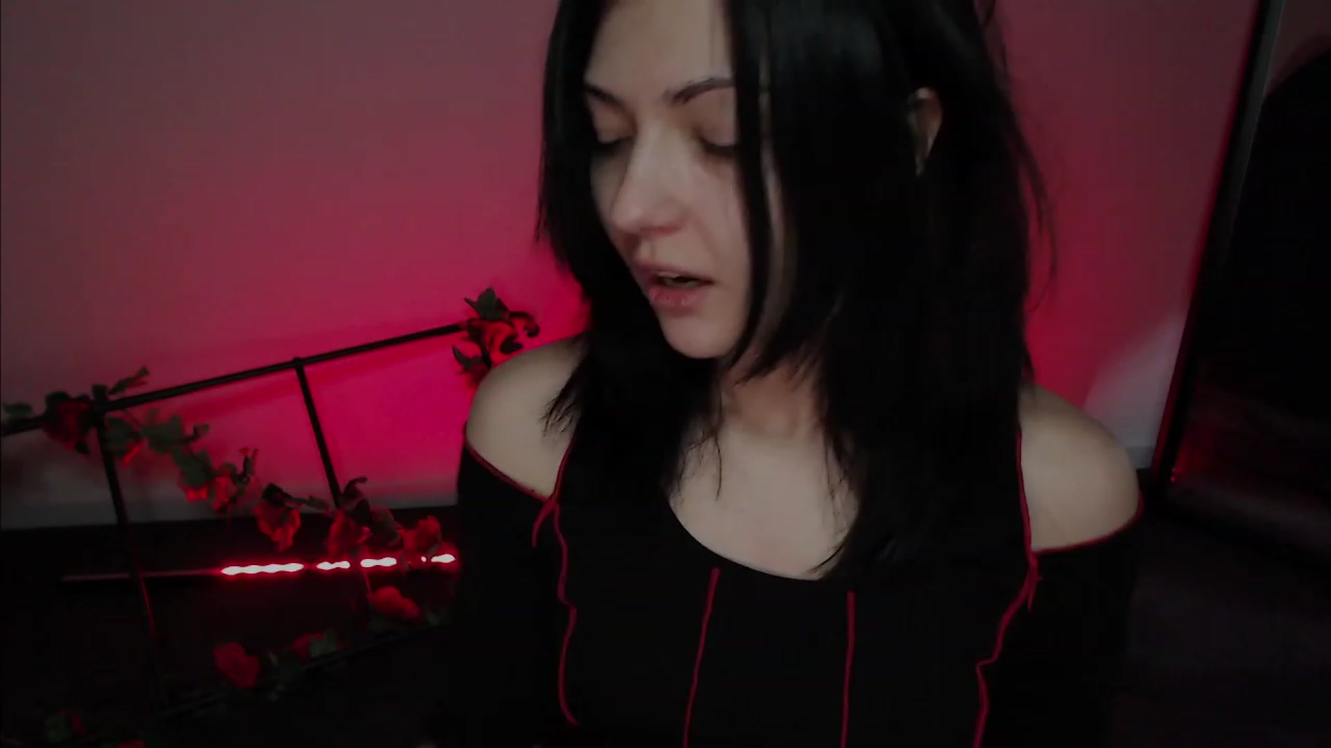 Gallery image thumbnail from RoomToAvoid's myfreecams stream on, 11/23/2022, 01:45 image 4 of 20