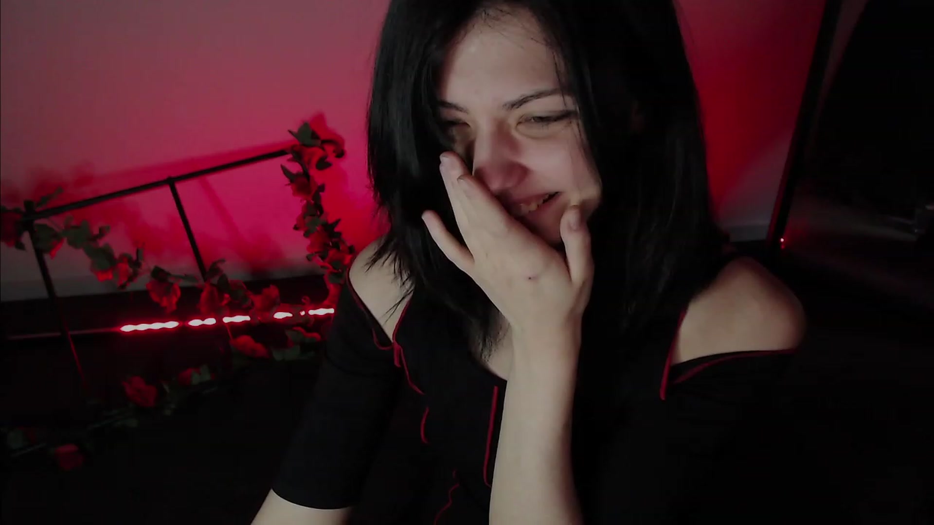 Gallery image thumbnail from RoomToAvoid's myfreecams stream on, 11/23/2022, 01:45 image 16 of 20