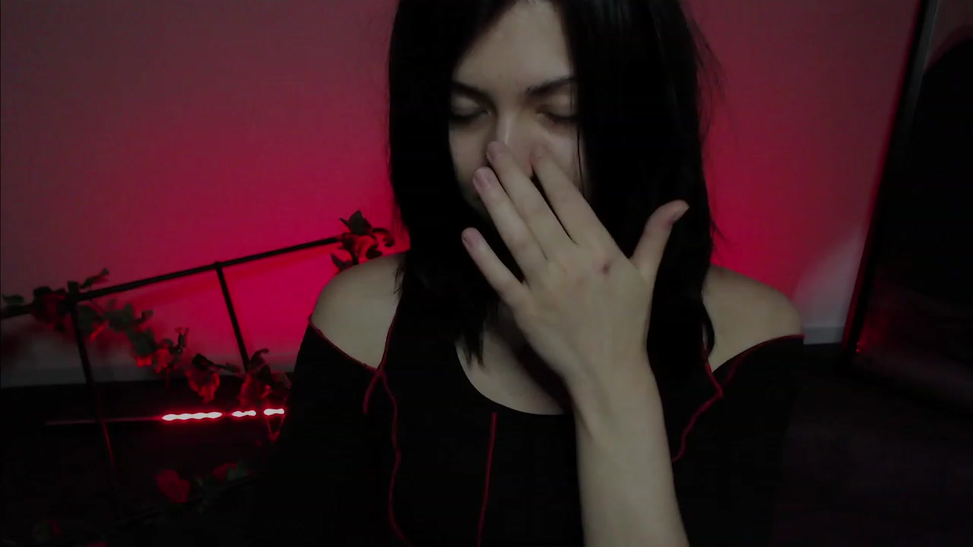 Gallery image thumbnail from RoomToAvoid's myfreecams stream on, 11/23/2022, 01:45 image 2 of 20