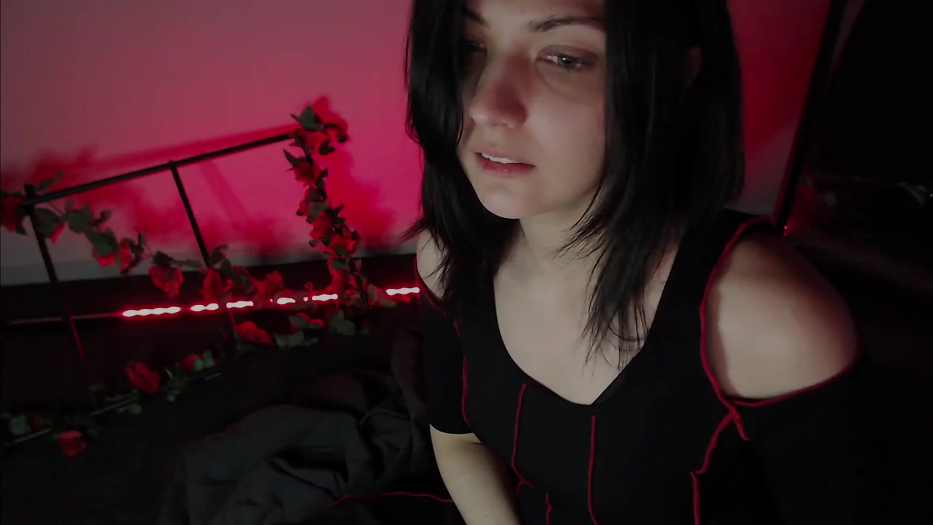Gallery image thumbnail from RoomToAvoid's myfreecams stream on, 11/23/2022, 01:45 image 10 of 20