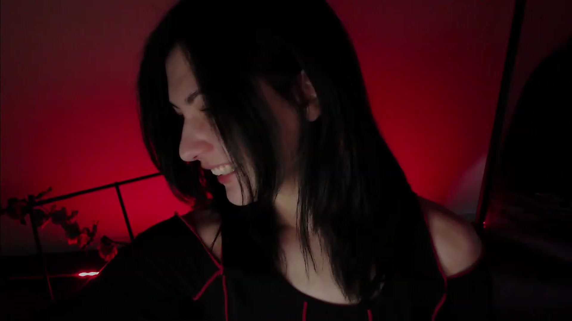 Gallery image thumbnail from RoomToAvoid's myfreecams stream on, 11/23/2022, 01:45 image 5 of 20