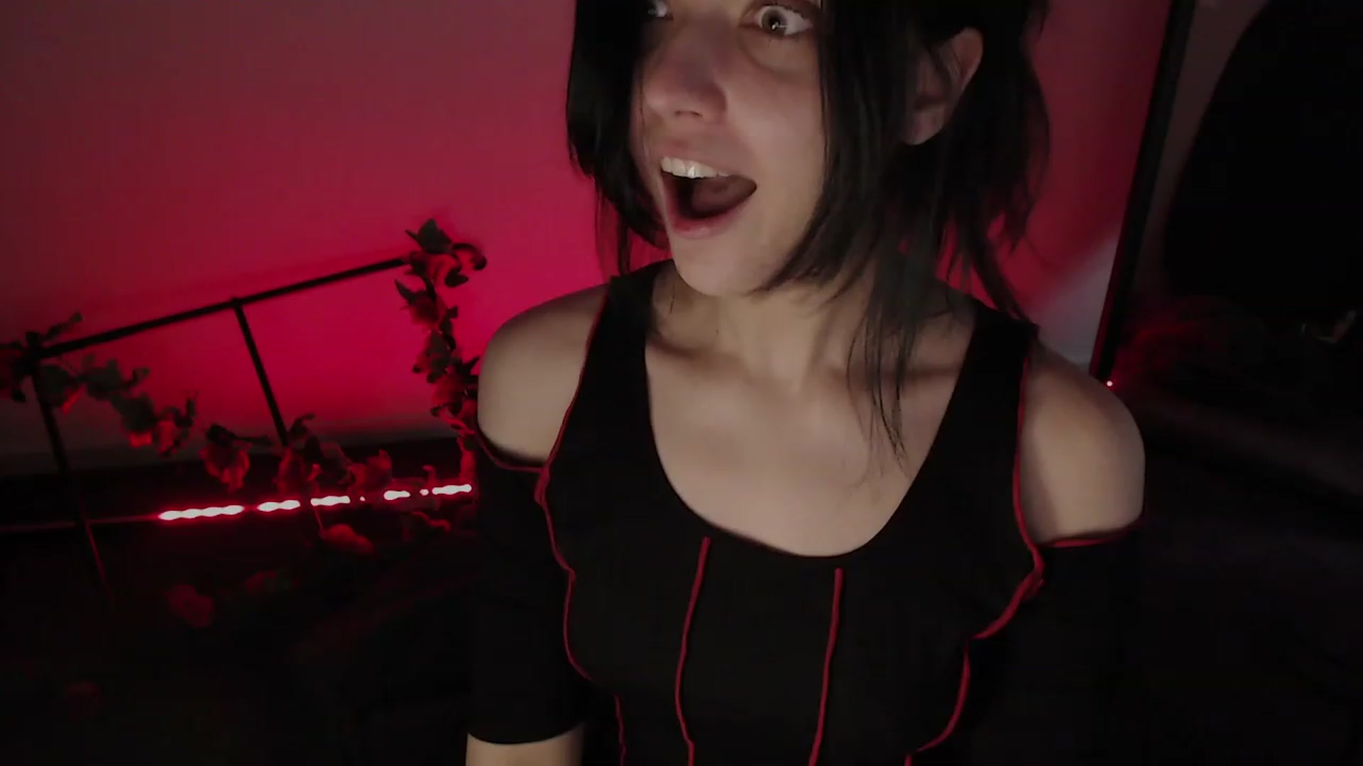 Gallery image thumbnail from RoomToAvoid's myfreecams stream on, 11/23/2022, 04:45 image 2 of 20