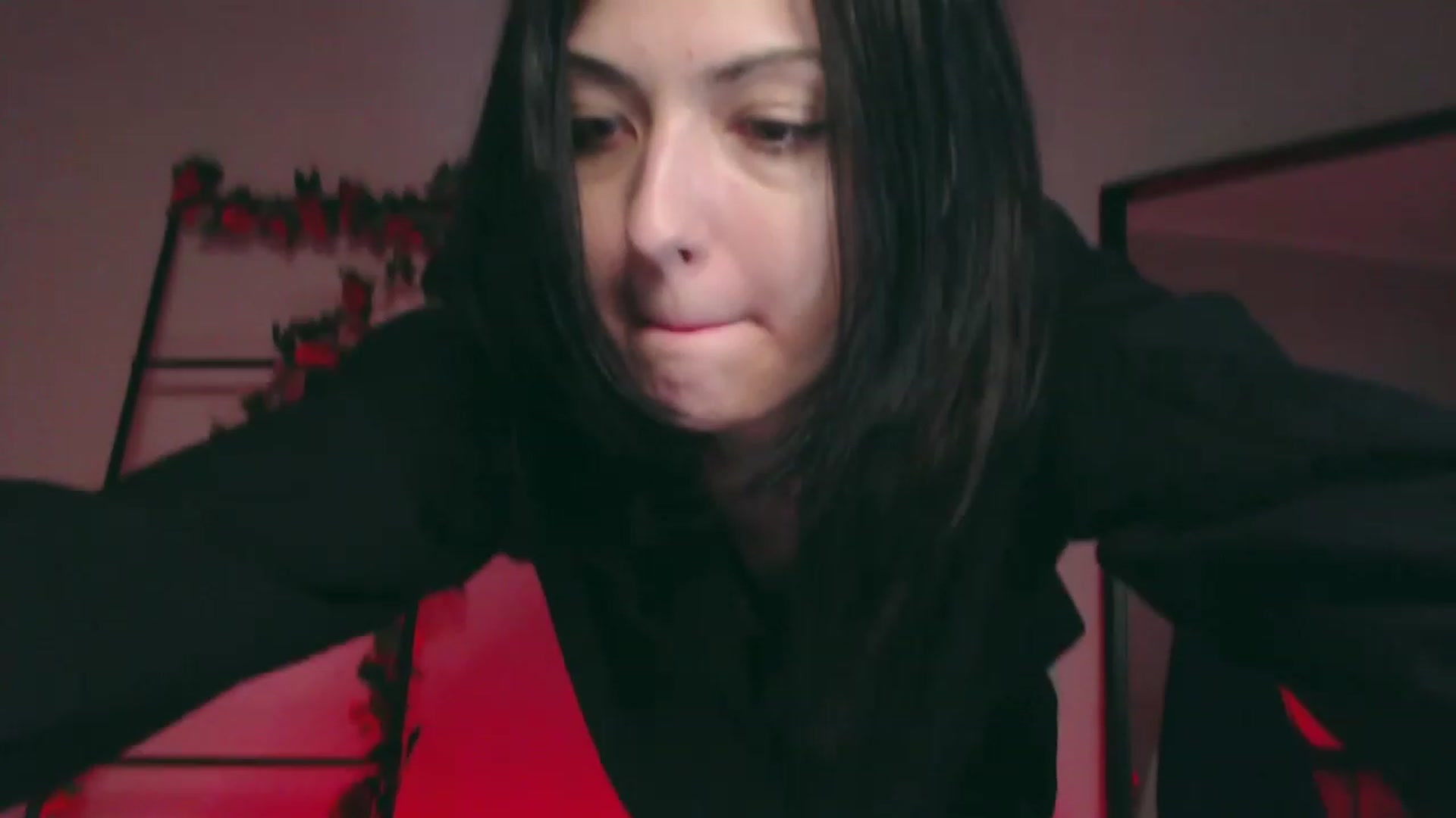 Gallery image thumbnail from RoomToAvoid's myfreecams stream on, 11/27/2022, 05:30 image 14 of 20