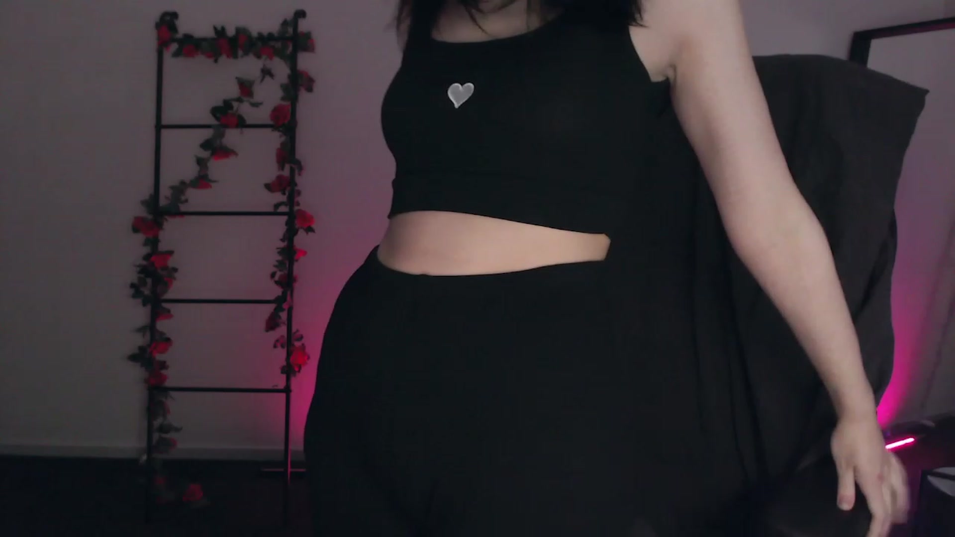 Gallery image thumbnail from RoomToAvoid's myfreecams stream on, 12/03/2022, 03:00 image 13 of 20