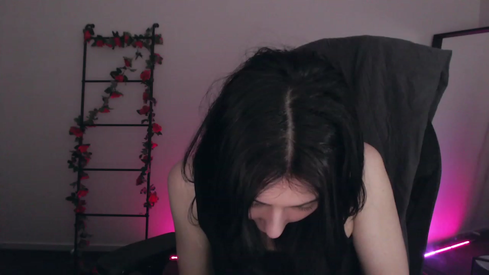 Gallery image thumbnail from RoomToAvoid's myfreecams stream on, 12/03/2022, 03:00 image 18 of 20