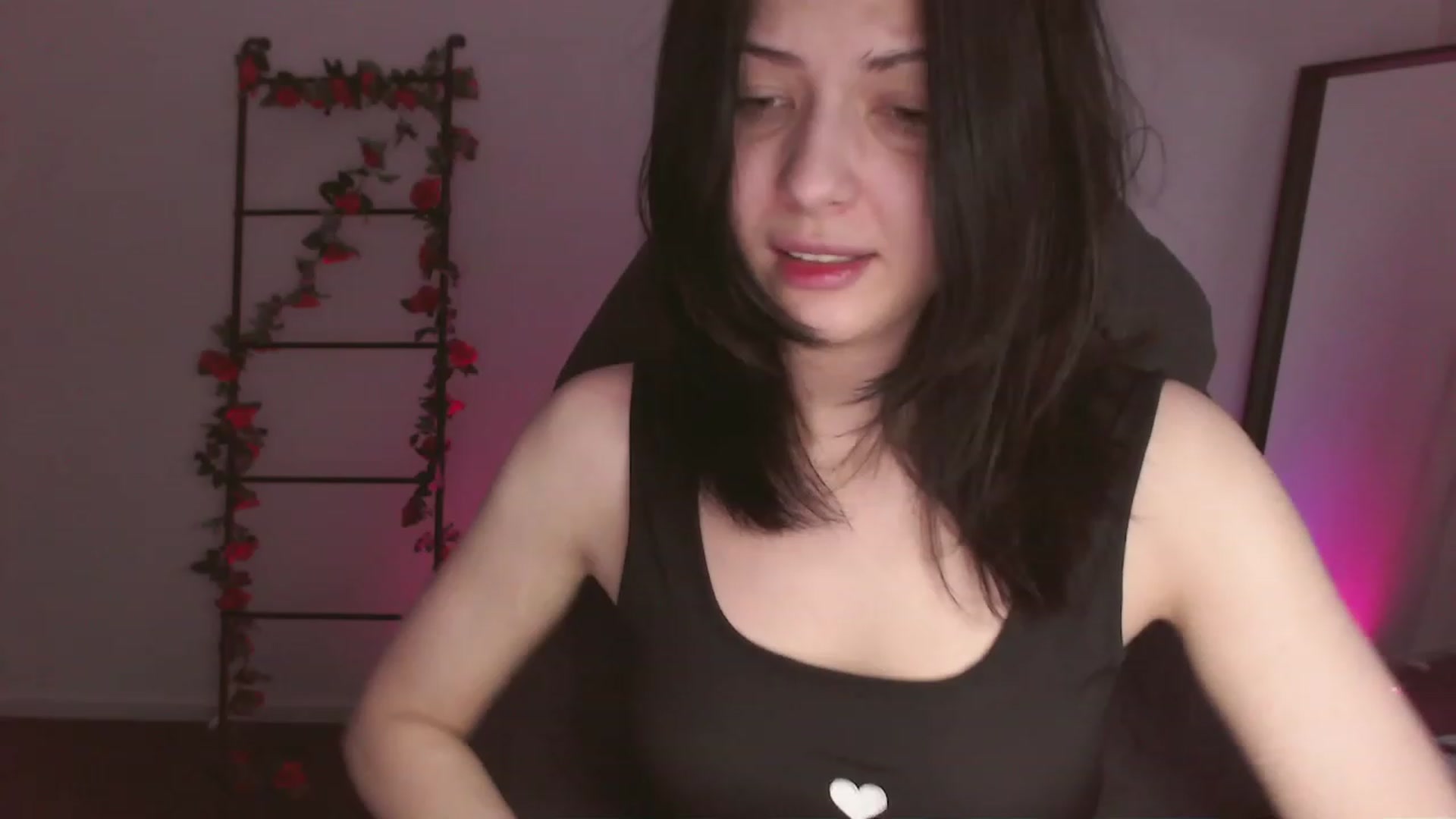 Gallery image thumbnail from RoomToAvoid's myfreecams stream on, 12/03/2022, 03:00 image 7 of 20