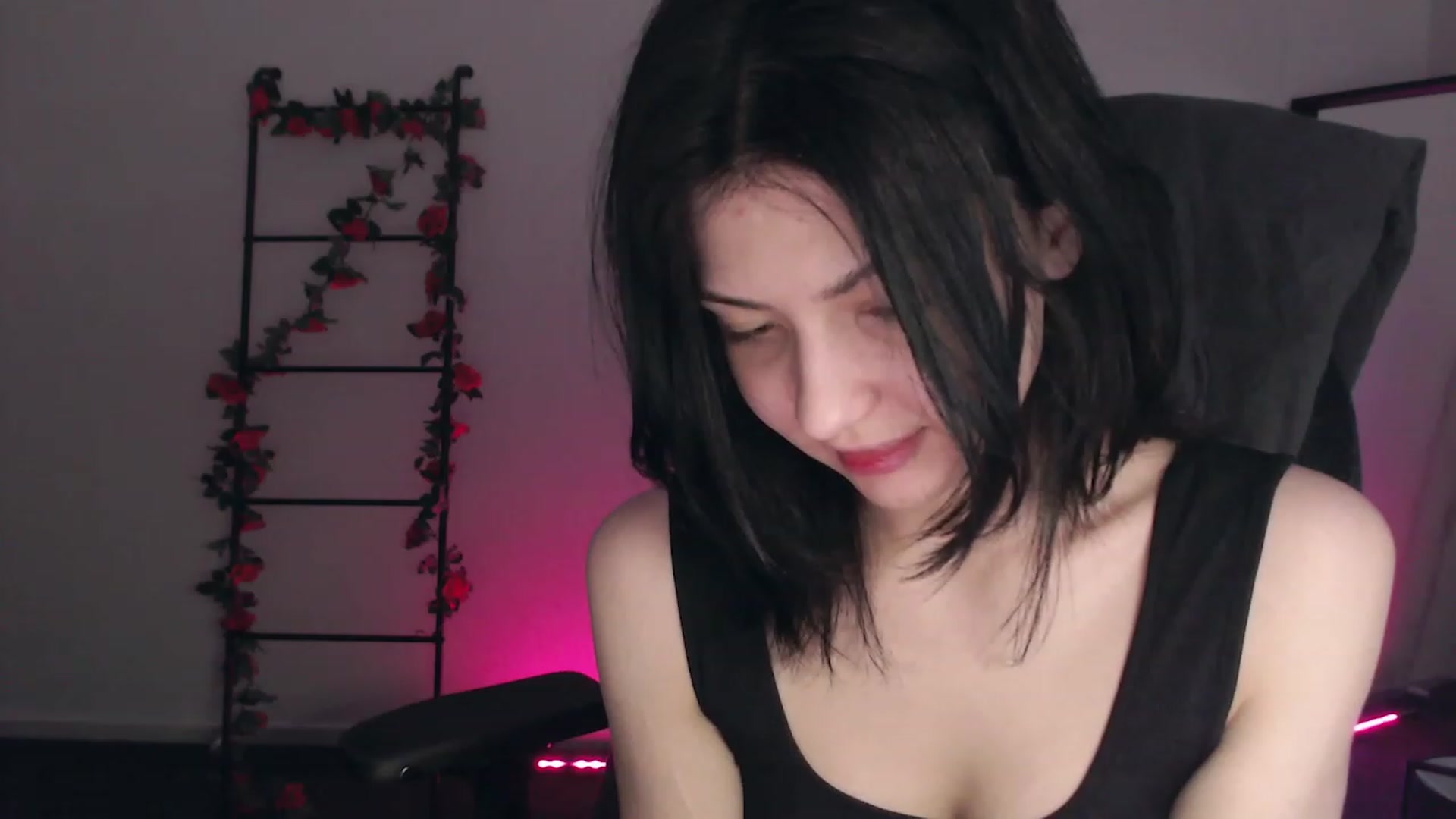 Gallery image thumbnail from RoomToAvoid's myfreecams stream on, 12/03/2022, 03:00 image 16 of 20