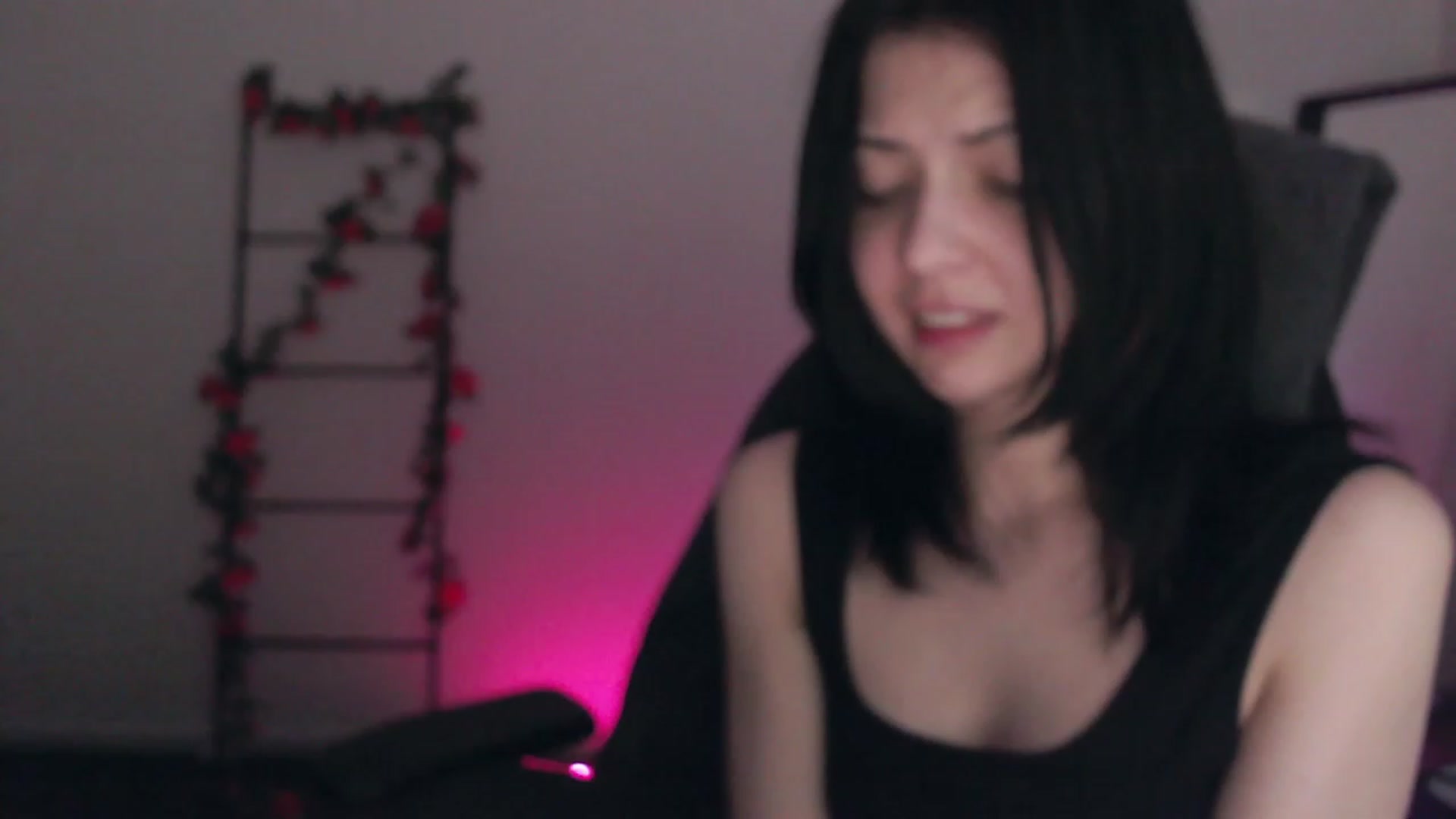 Gallery image thumbnail from RoomToAvoid's myfreecams stream on, 12/03/2022, 03:00 image 19 of 20