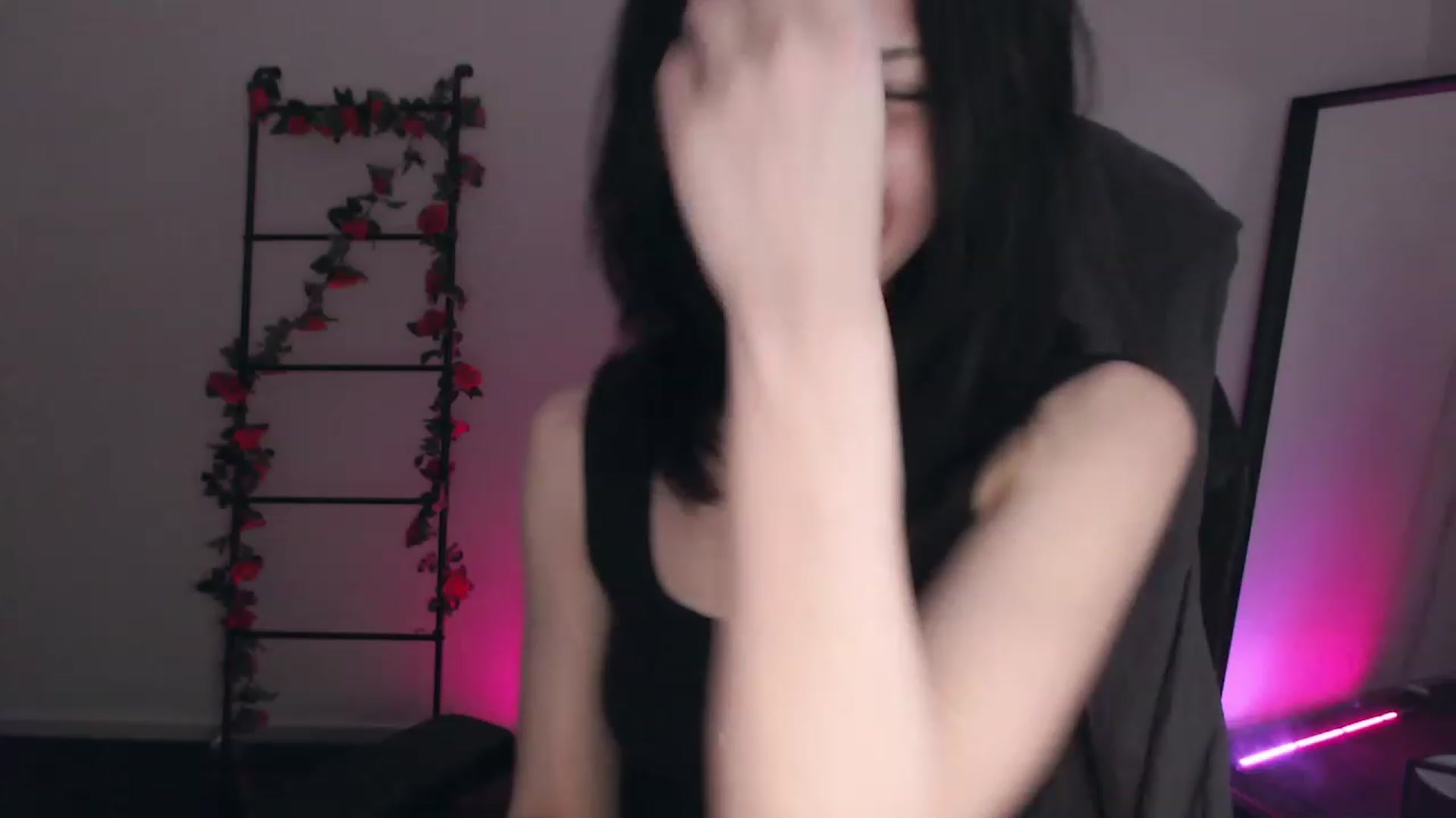 Gallery image thumbnail from RoomToAvoid's myfreecams stream on, 12/03/2022, 03:00 image 14 of 20