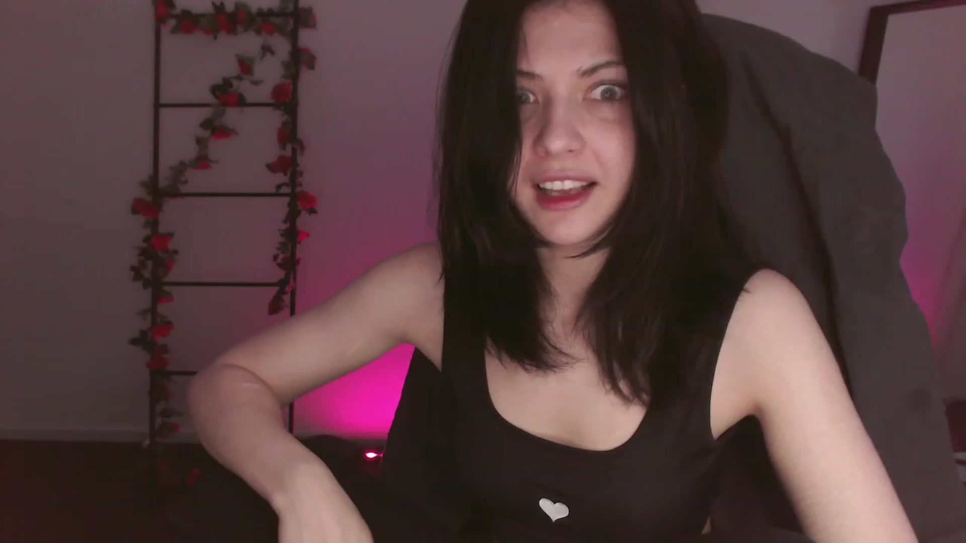 Gallery image thumbnail from RoomToAvoid's myfreecams stream on, 12/03/2022, 03:00 image 8 of 20