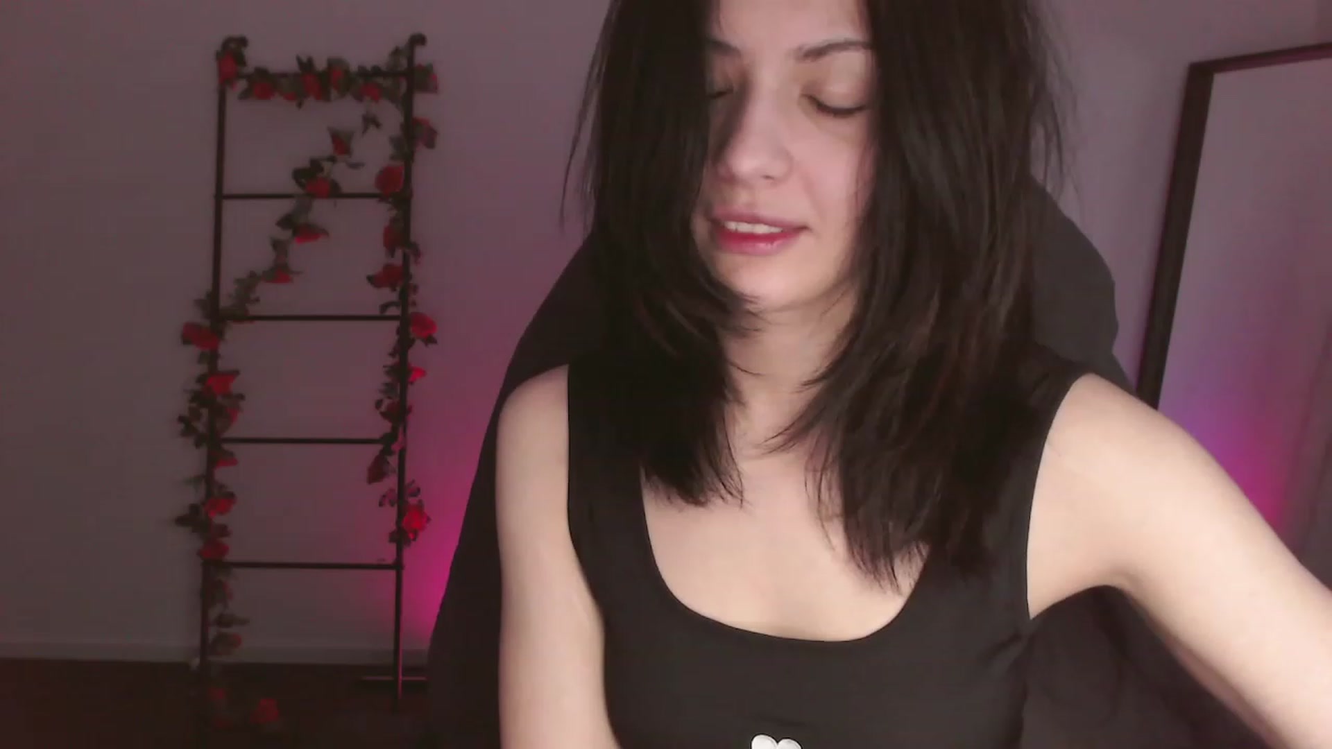 Gallery image thumbnail from RoomToAvoid's myfreecams stream on, 12/03/2022, 03:00 image 6 of 20