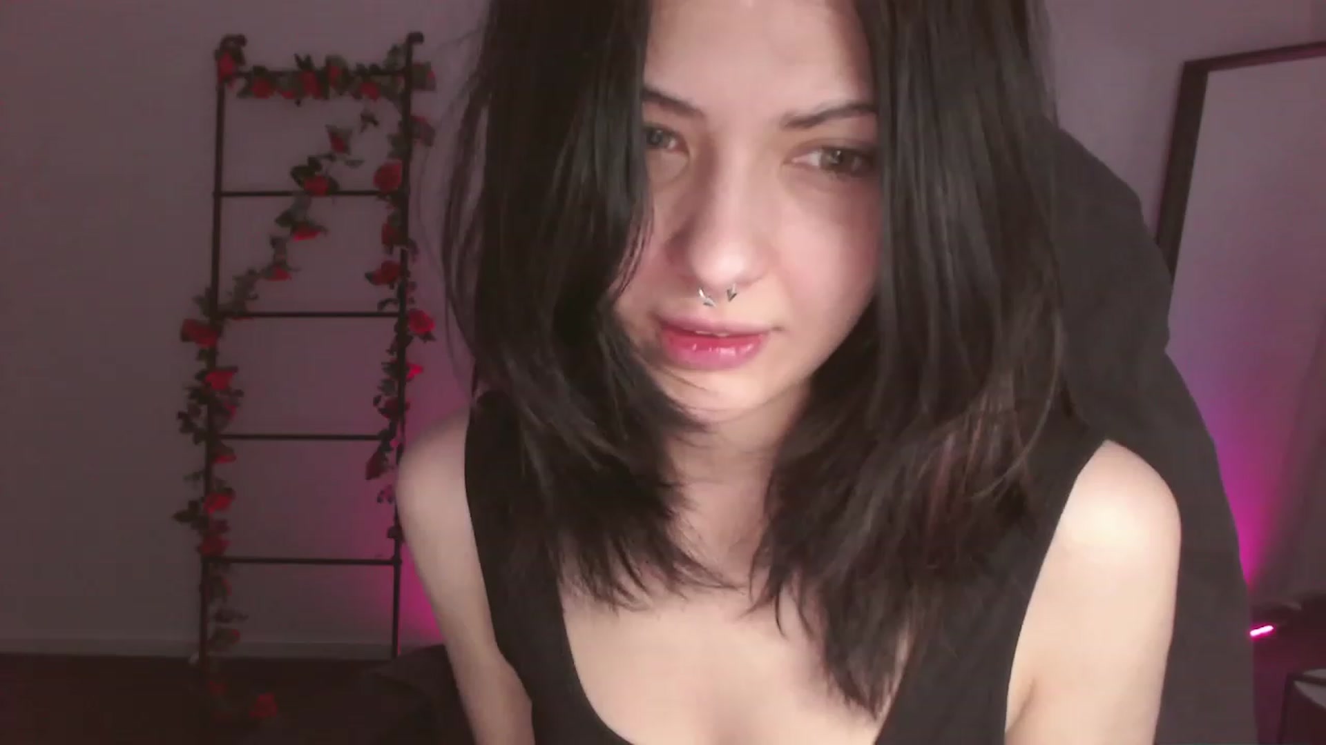 Gallery image thumbnail from RoomToAvoid's myfreecams stream on, 12/03/2022, 03:00 image 4 of 20