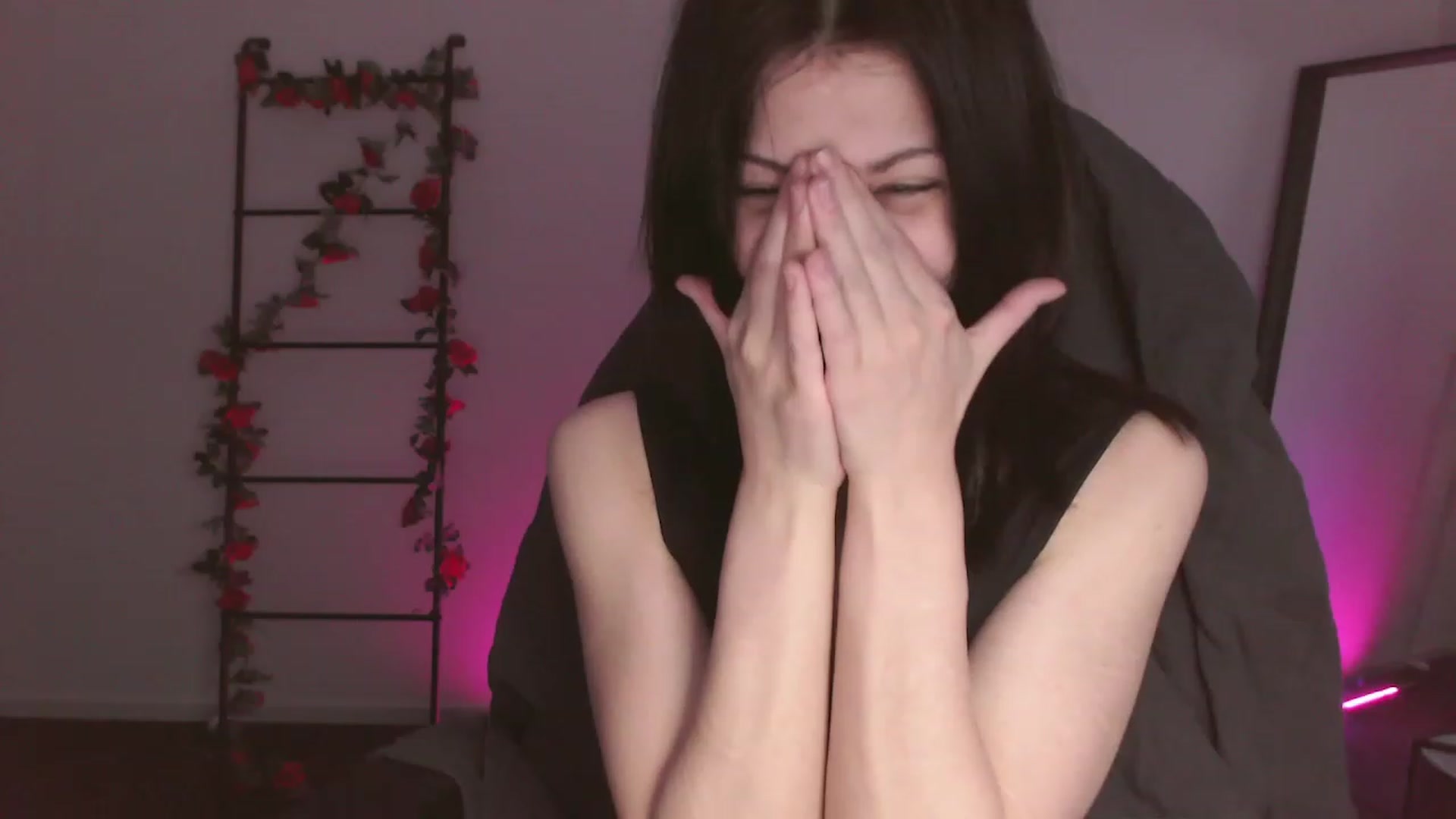 Gallery image thumbnail from RoomToAvoid's myfreecams stream on, 12/03/2022, 03:00 image 3 of 20