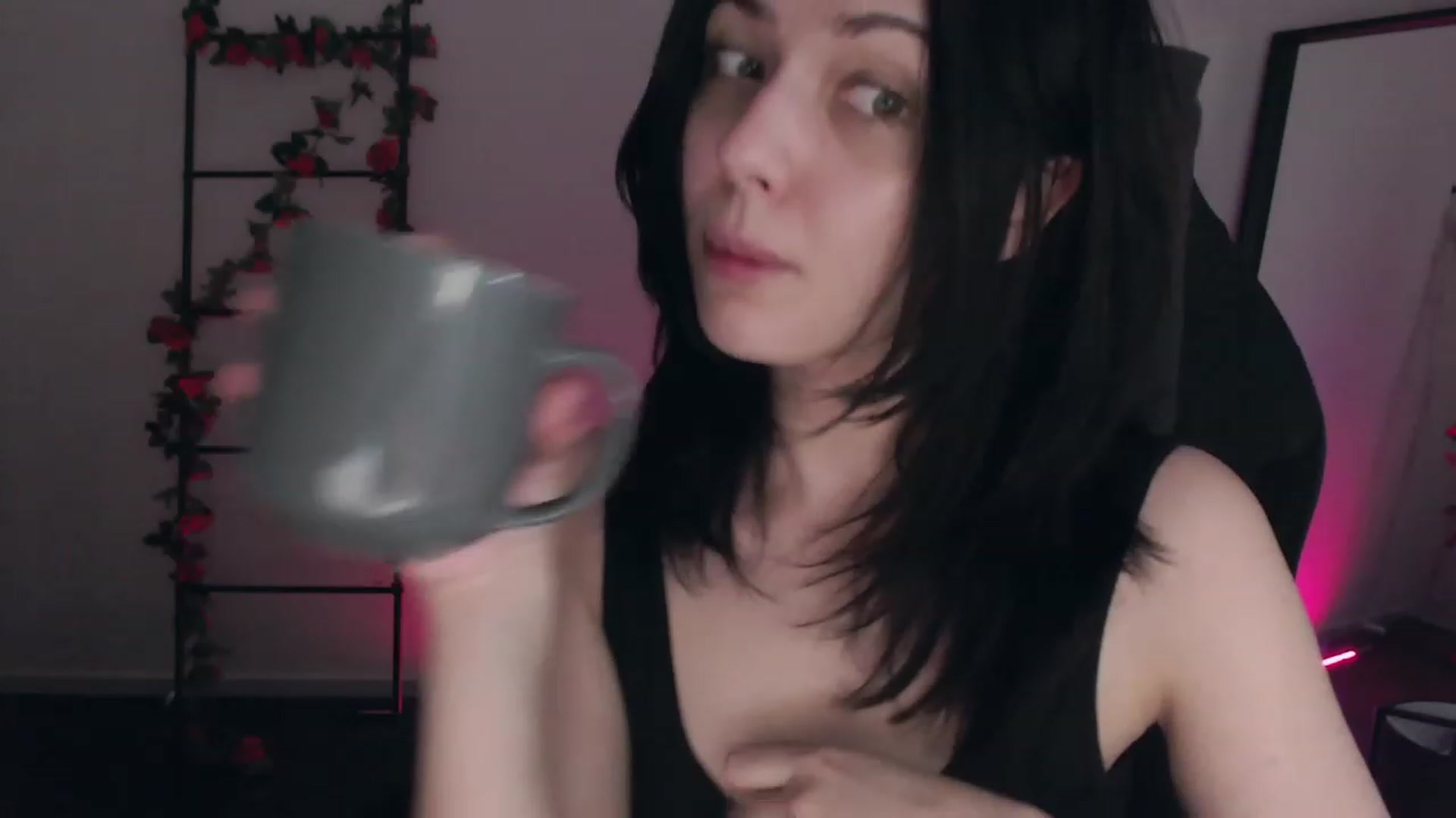 Gallery image thumbnail from RoomToAvoid's myfreecams stream on, 12/03/2022, 05:24 image 8 of 20