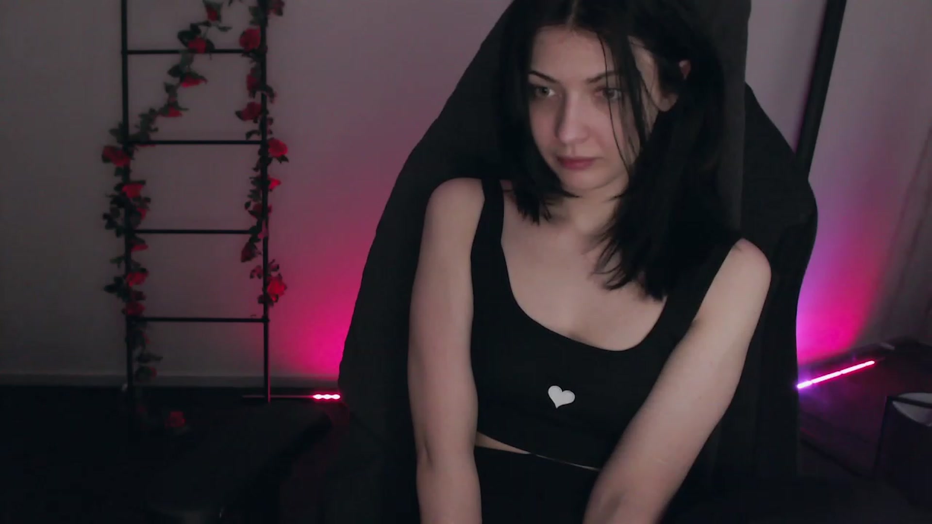 Gallery image thumbnail from RoomToAvoid's myfreecams stream on, 12/03/2022, 05:24 image 7 of 20