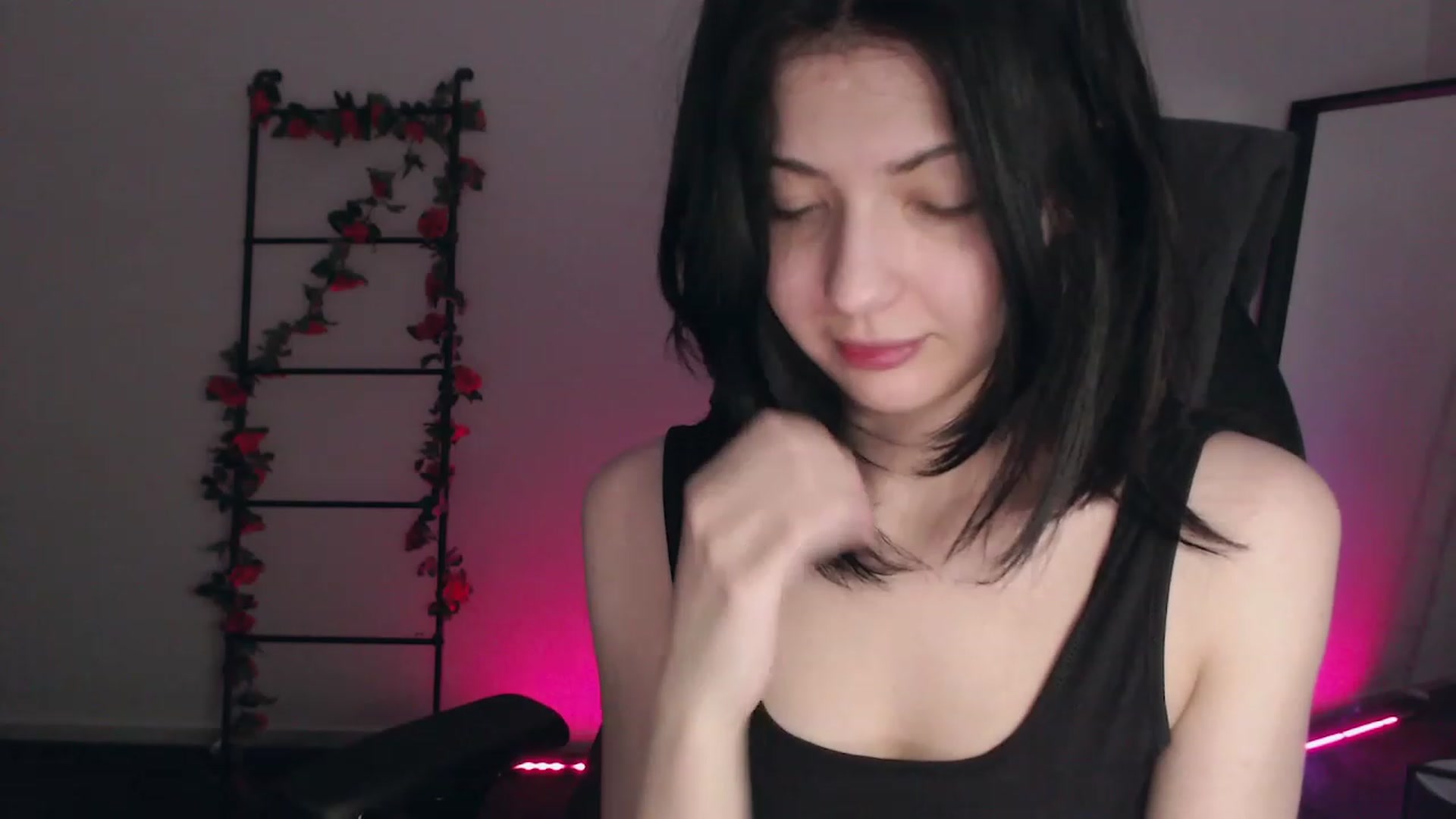 Gallery image thumbnail from RoomToAvoid's myfreecams stream on, 12/03/2022, 05:24 image 4 of 20