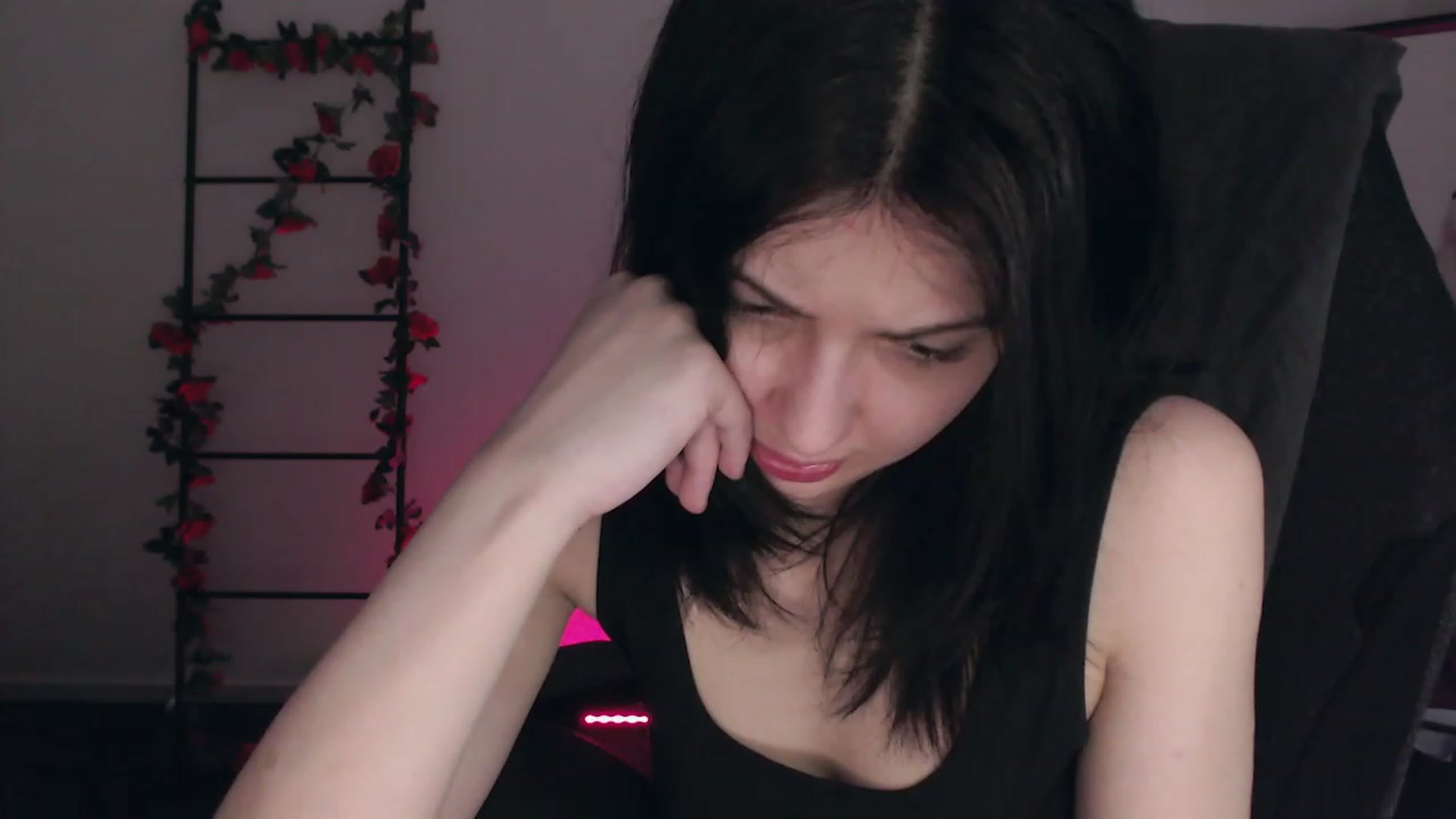 Gallery image thumbnail from RoomToAvoid's myfreecams stream on, 12/03/2022, 05:24 image 9 of 20