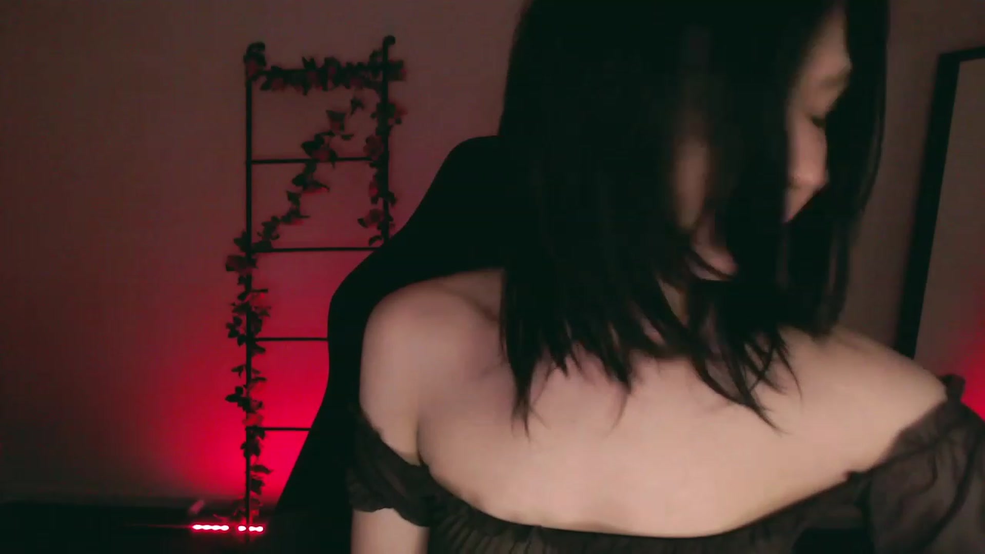 Gallery image thumbnail from RoomToAvoid's myfreecams stream on, 12/03/2022, 06:44 image 13 of 20