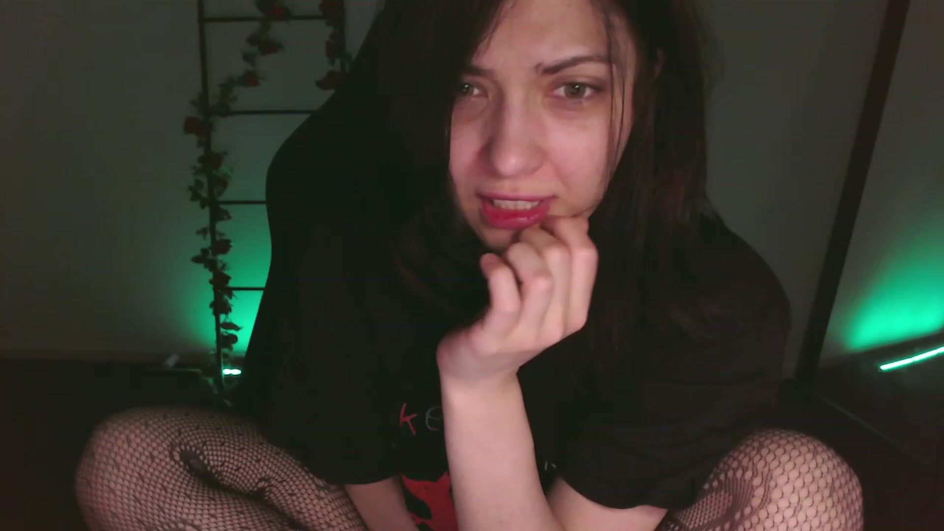 Gallery image thumbnail from RoomToAvoid's myfreecams stream on, 12/04/2022, 01:52 image 9 of 20