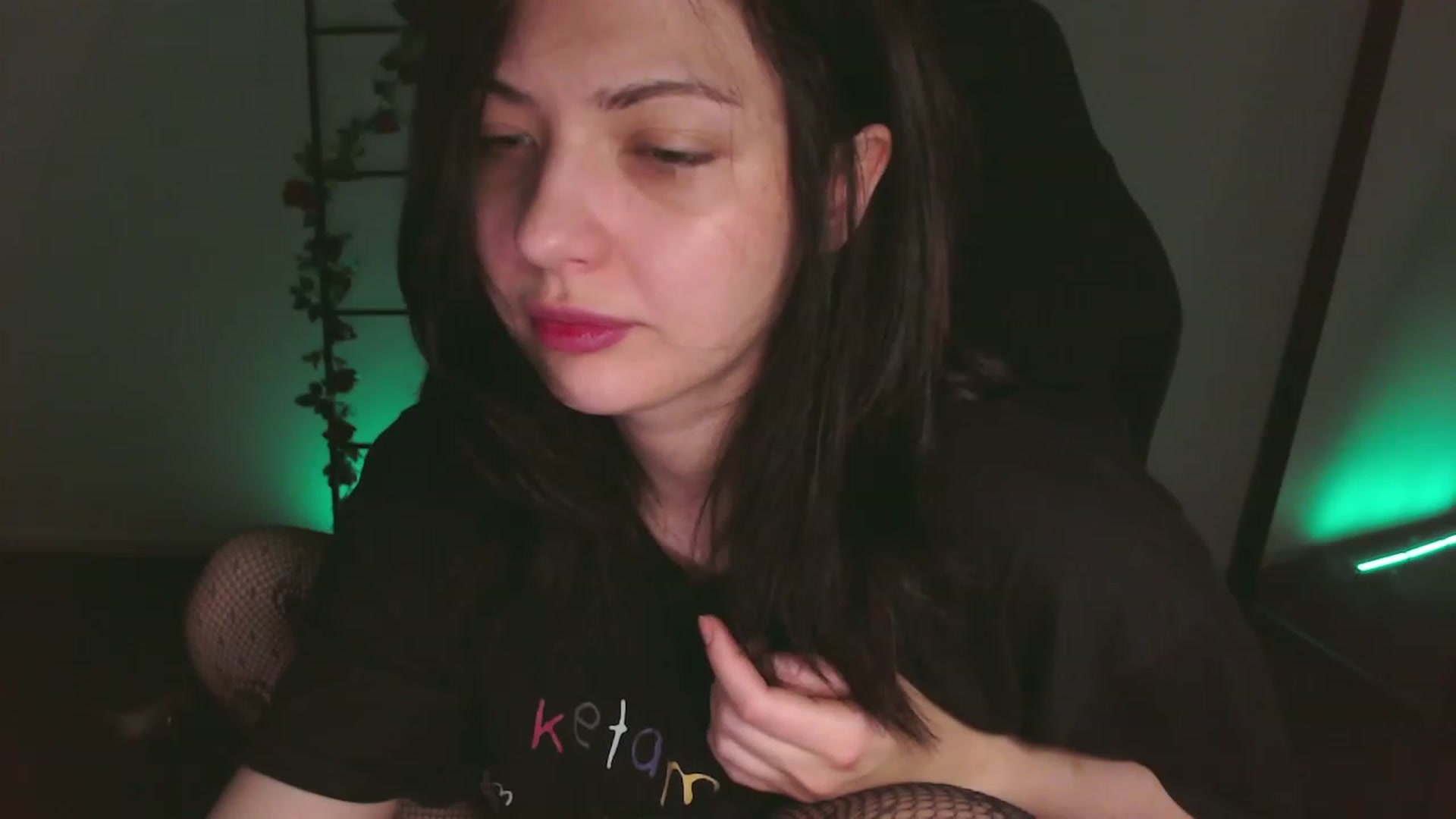 Gallery image thumbnail from RoomToAvoid's myfreecams stream on, 12/04/2022, 01:52 image 10 of 20
