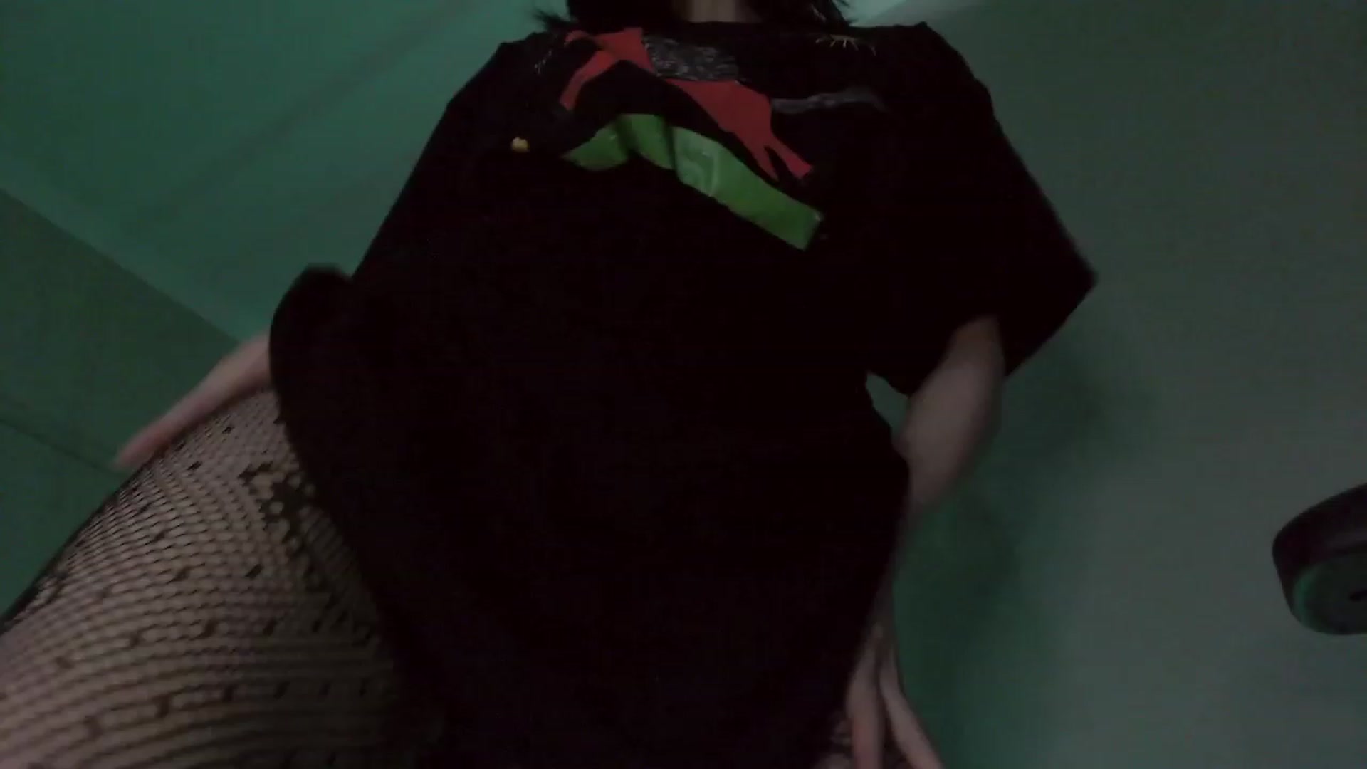 Gallery image thumbnail from RoomToAvoid's myfreecams stream on, 12/04/2022, 03:42 image 19 of 20